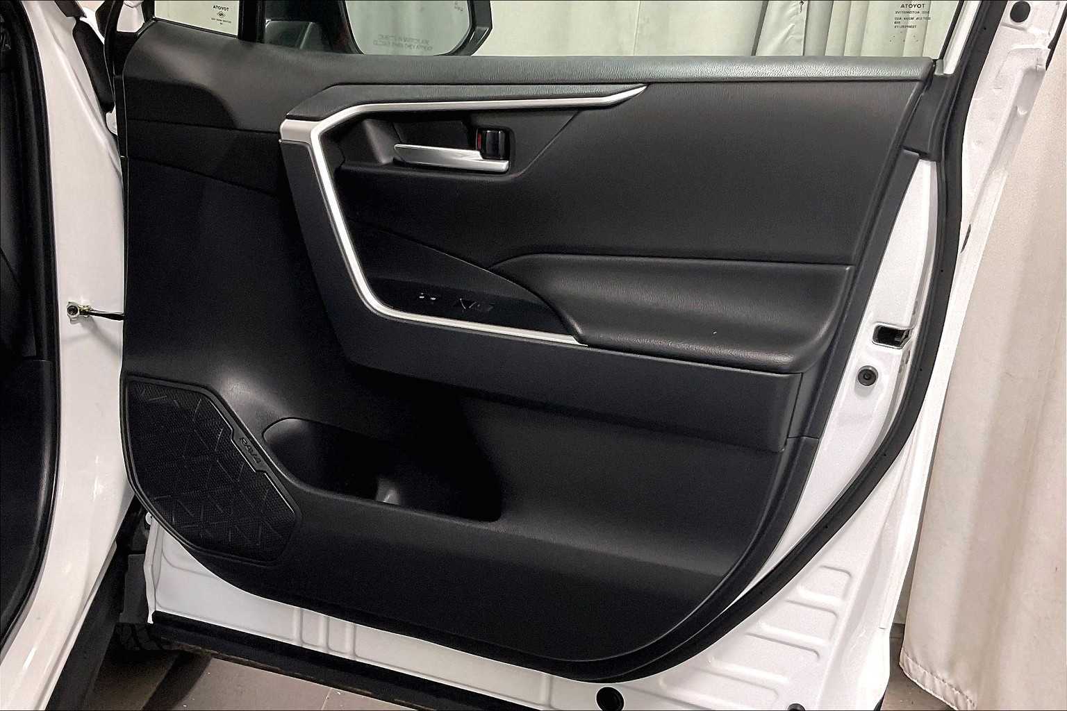 2024 Toyota RAV4 Hybrid XLE - Photo 12