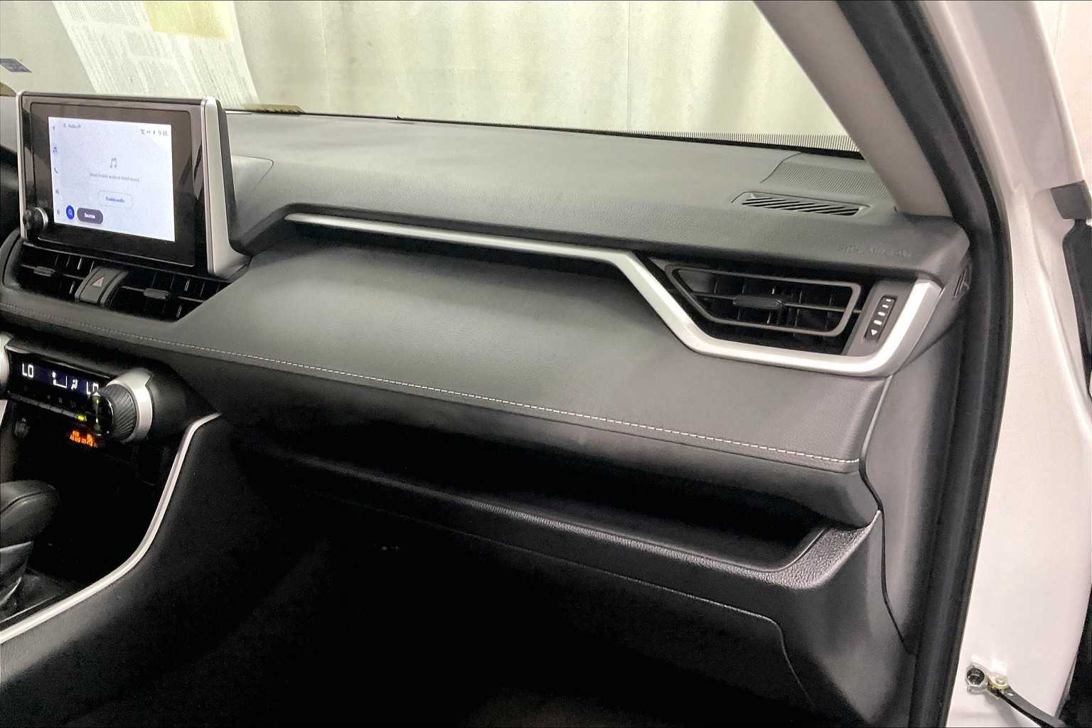2024 Toyota RAV4 Hybrid XLE - Photo 13