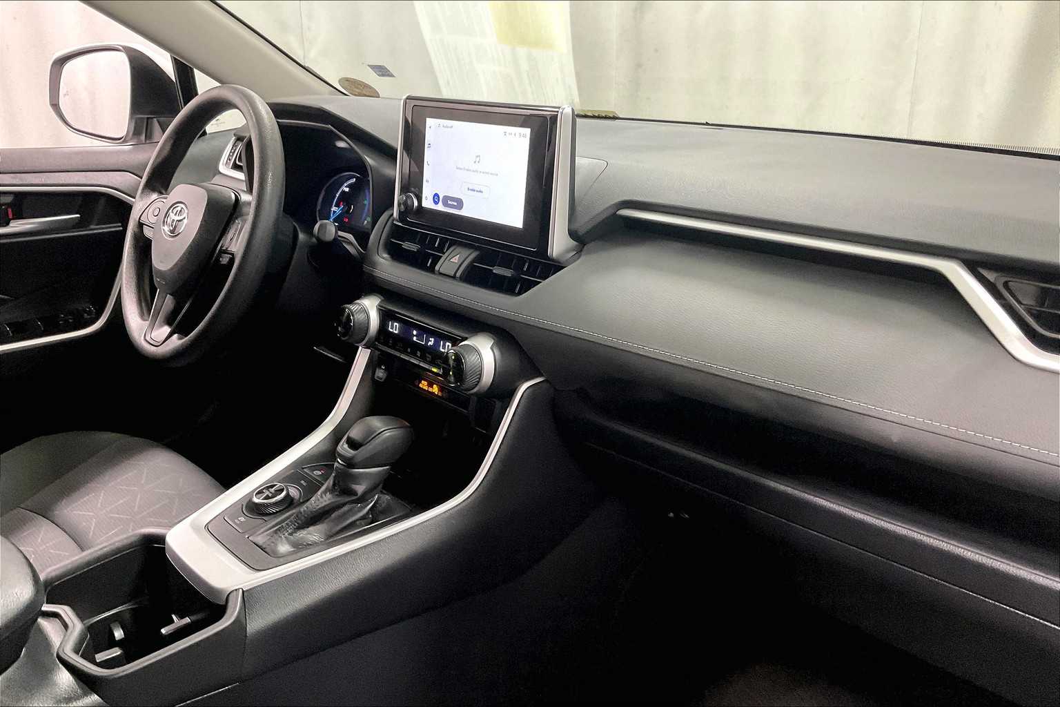 2024 Toyota RAV4 Hybrid XLE - Photo 14