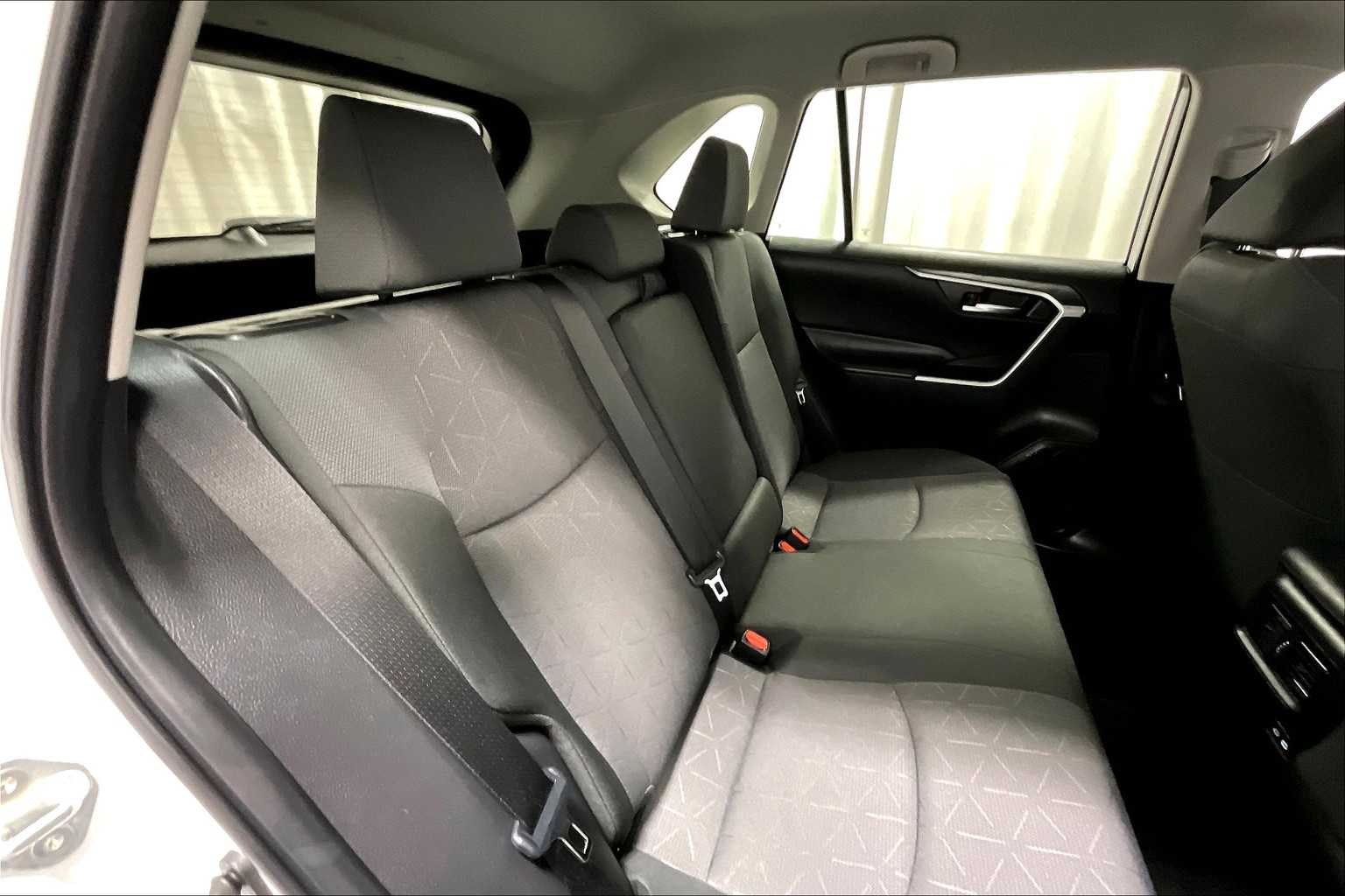 2024 Toyota RAV4 Hybrid XLE - Photo 16