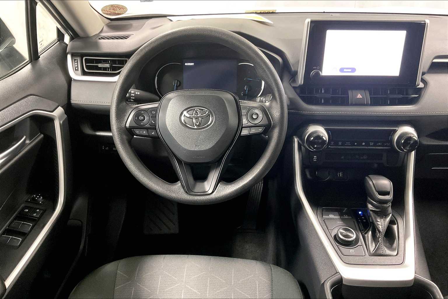 2024 Toyota RAV4 Hybrid XLE - Photo 17