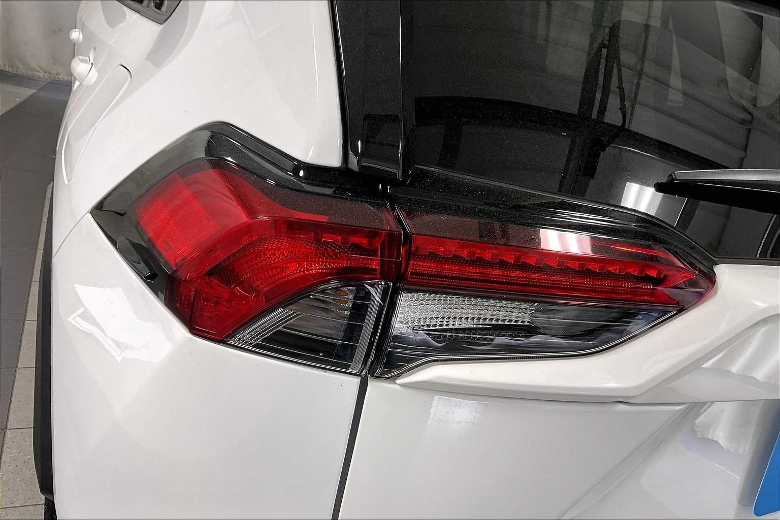 2024 Toyota RAV4 Hybrid XLE - Photo 32