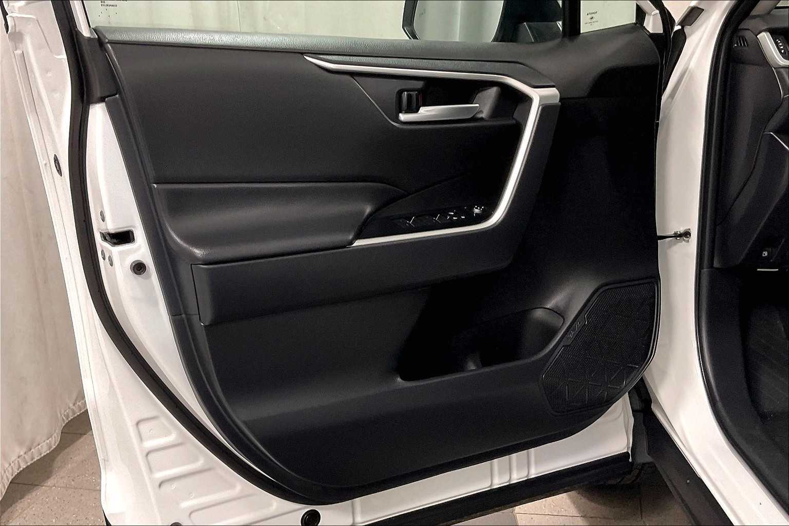 2024 Toyota RAV4 Hybrid XLE - Photo 9