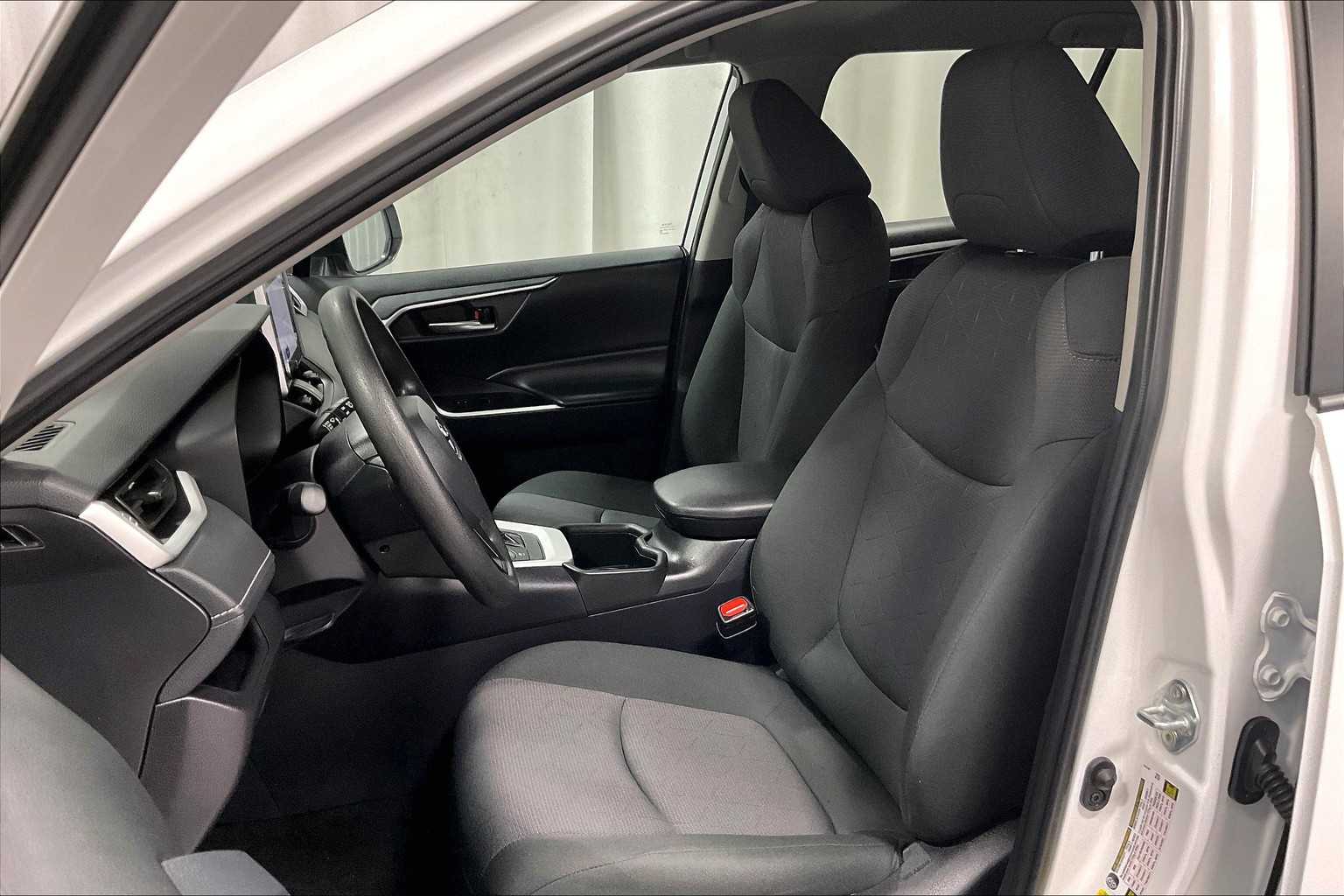 2024 Toyota RAV4 Hybrid XLE - Photo 10