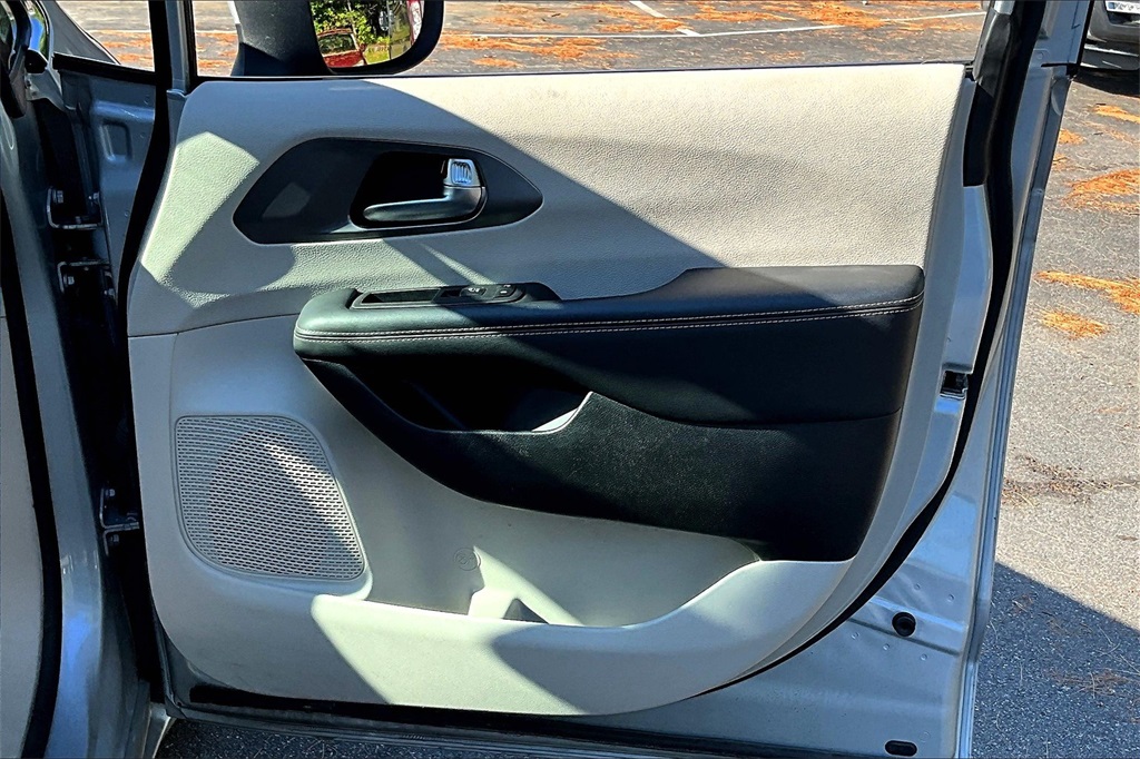 2023 Chrysler Pacifica Touring L - Photo 12