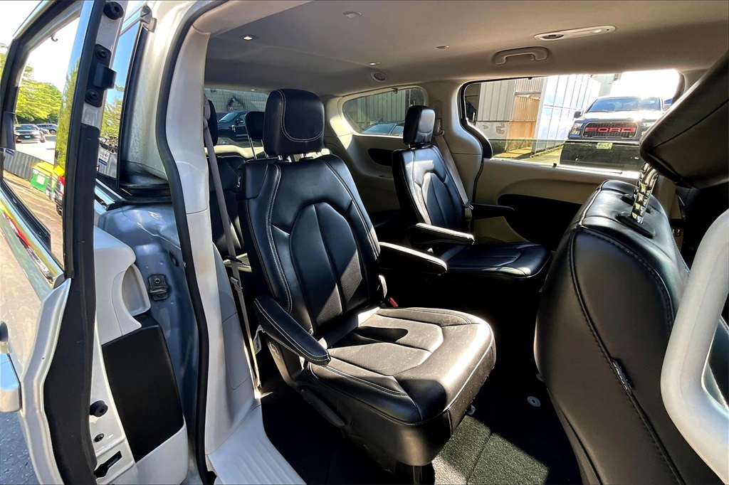 2023 Chrysler Pacifica Touring L - Photo 16