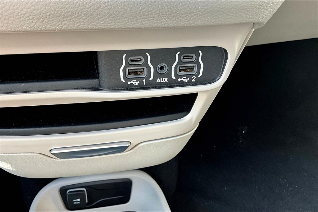 2023 Chrysler Pacifica Touring L - Photo 28