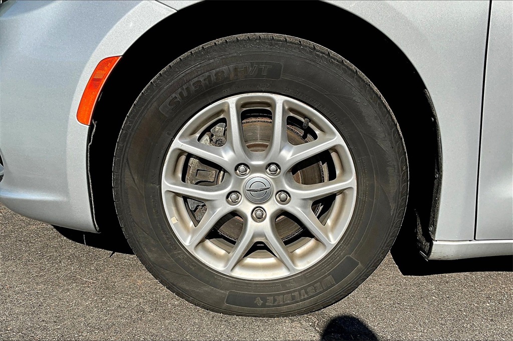 2023 Chrysler Pacifica Touring L - Photo 7