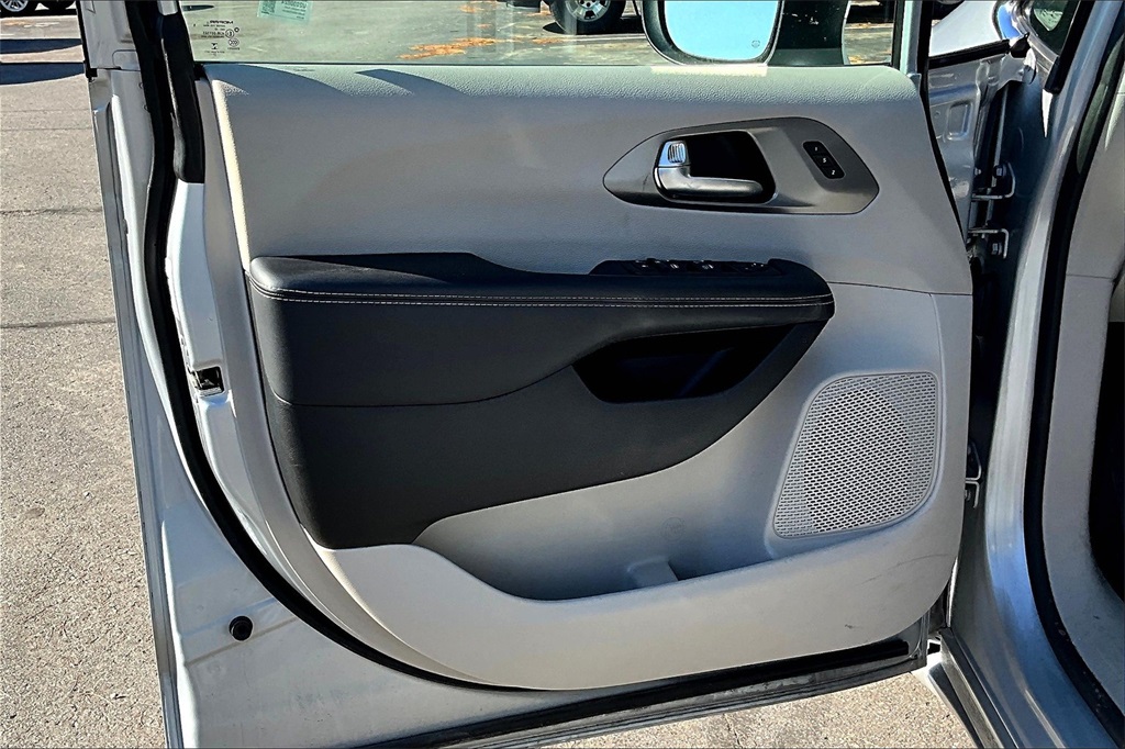 2023 Chrysler Pacifica Touring L - Photo 9
