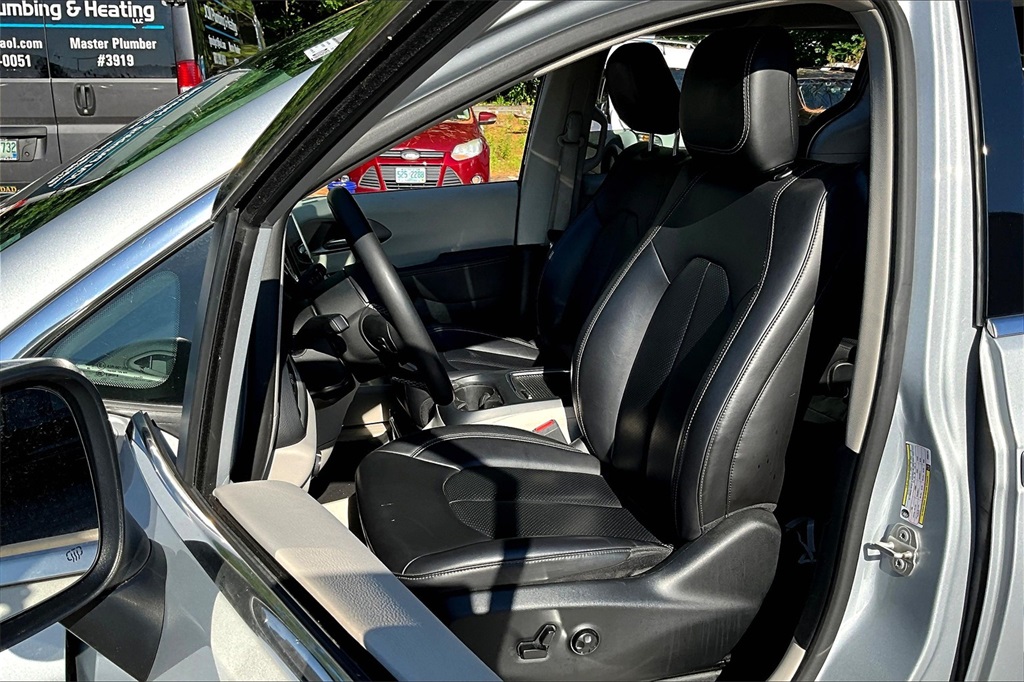 2023 Chrysler Pacifica Touring L - Photo 10