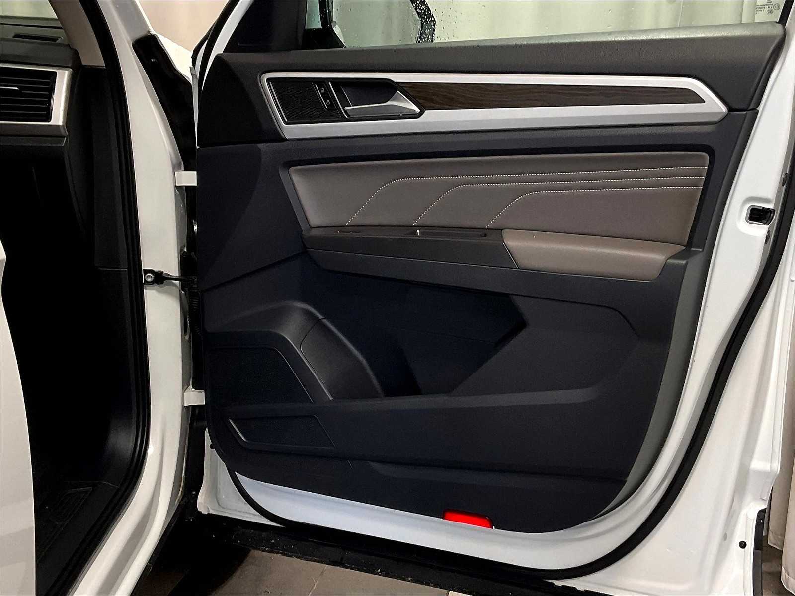 2022 Volkswagen Atlas 3.6L V6 SE w/Technology - Photo 12