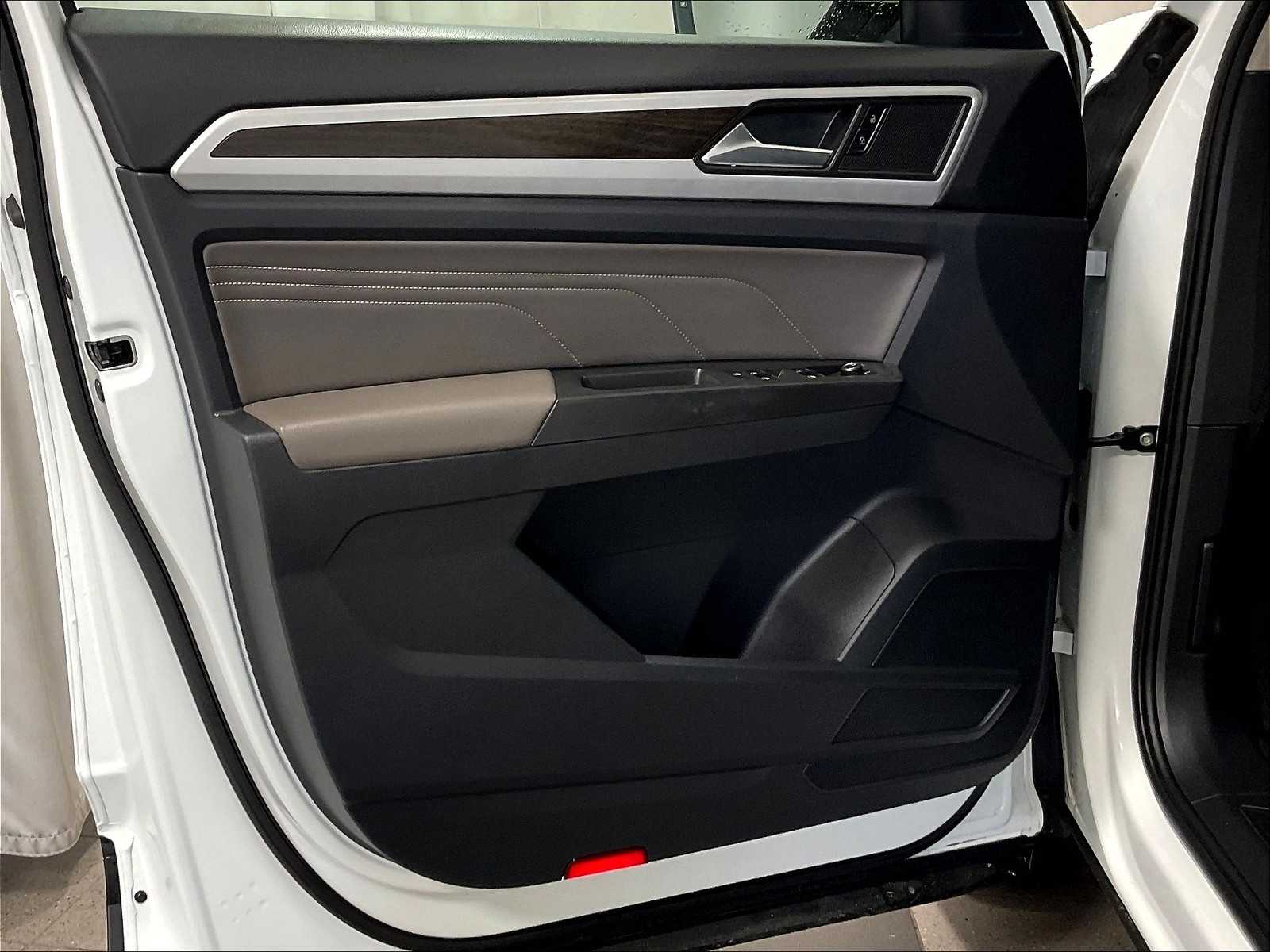 2022 Volkswagen Atlas 3.6L V6 SE w/Technology - Photo 9