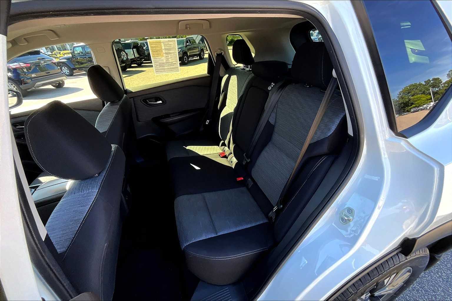 2023 Nissan Rogue SV - Photo 15