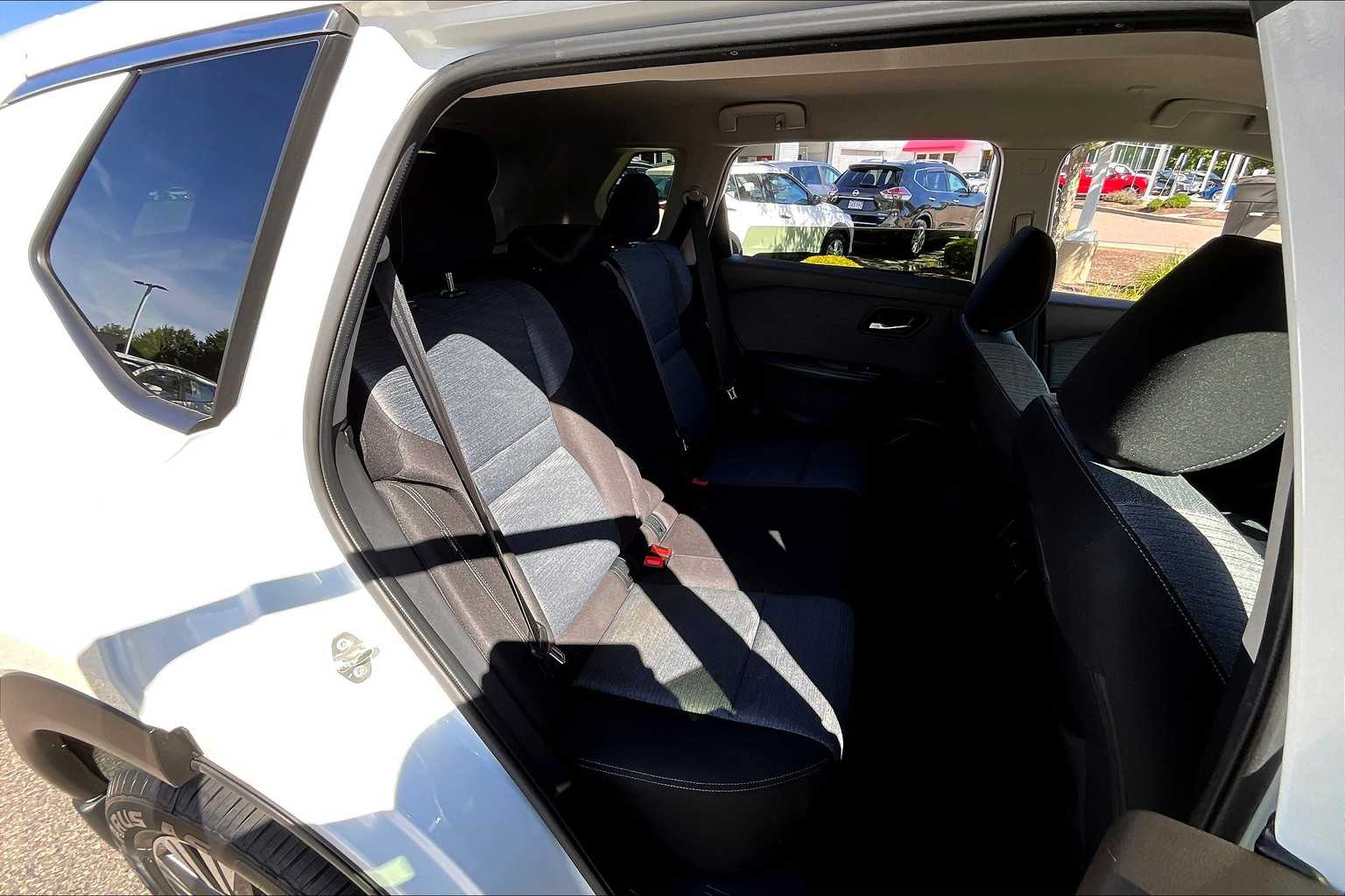 2023 Nissan Rogue SV - Photo 16