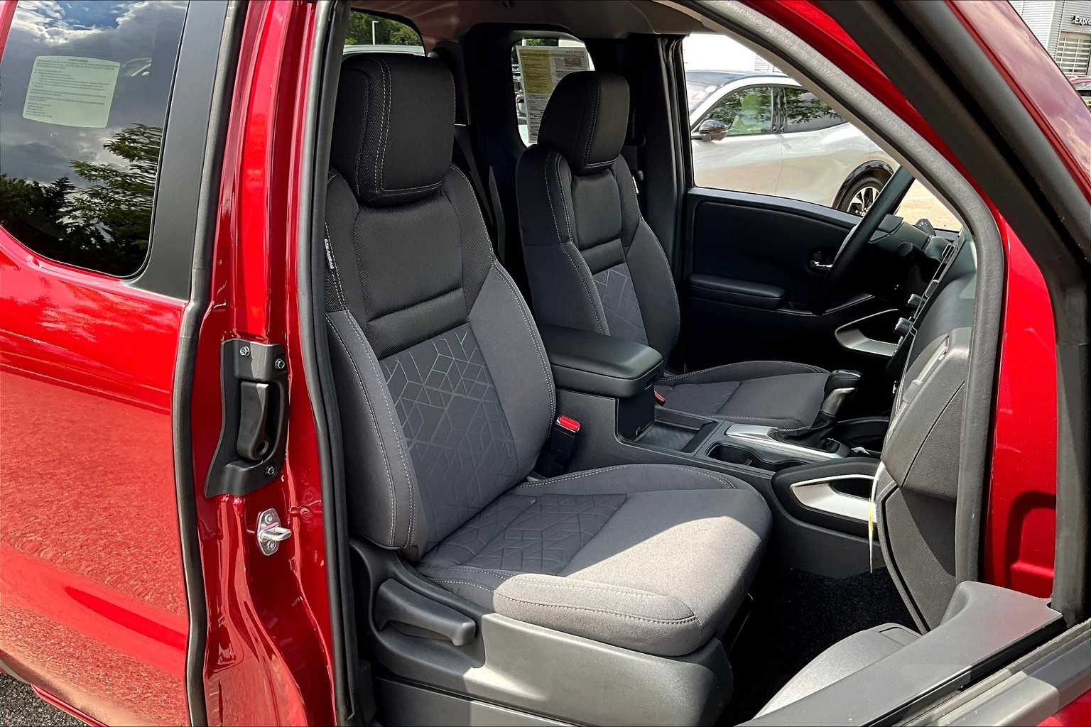 2025 Nissan Frontier SV - Photo 11