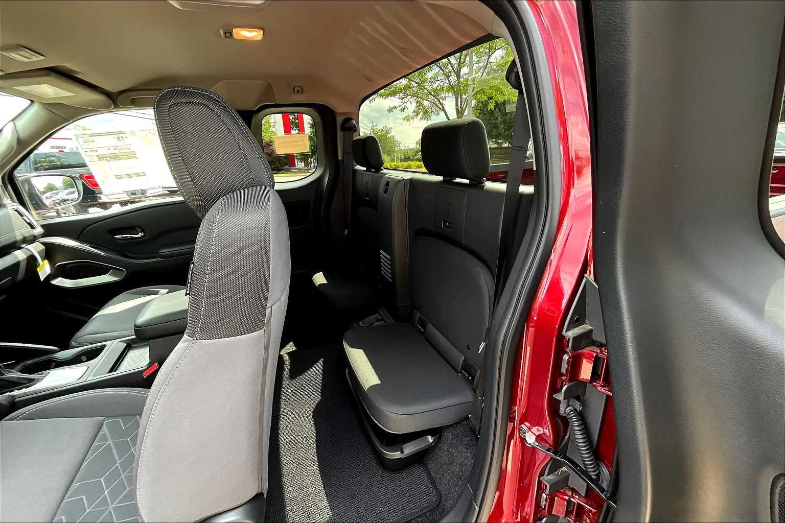 2025 Nissan Frontier SV - Photo 15