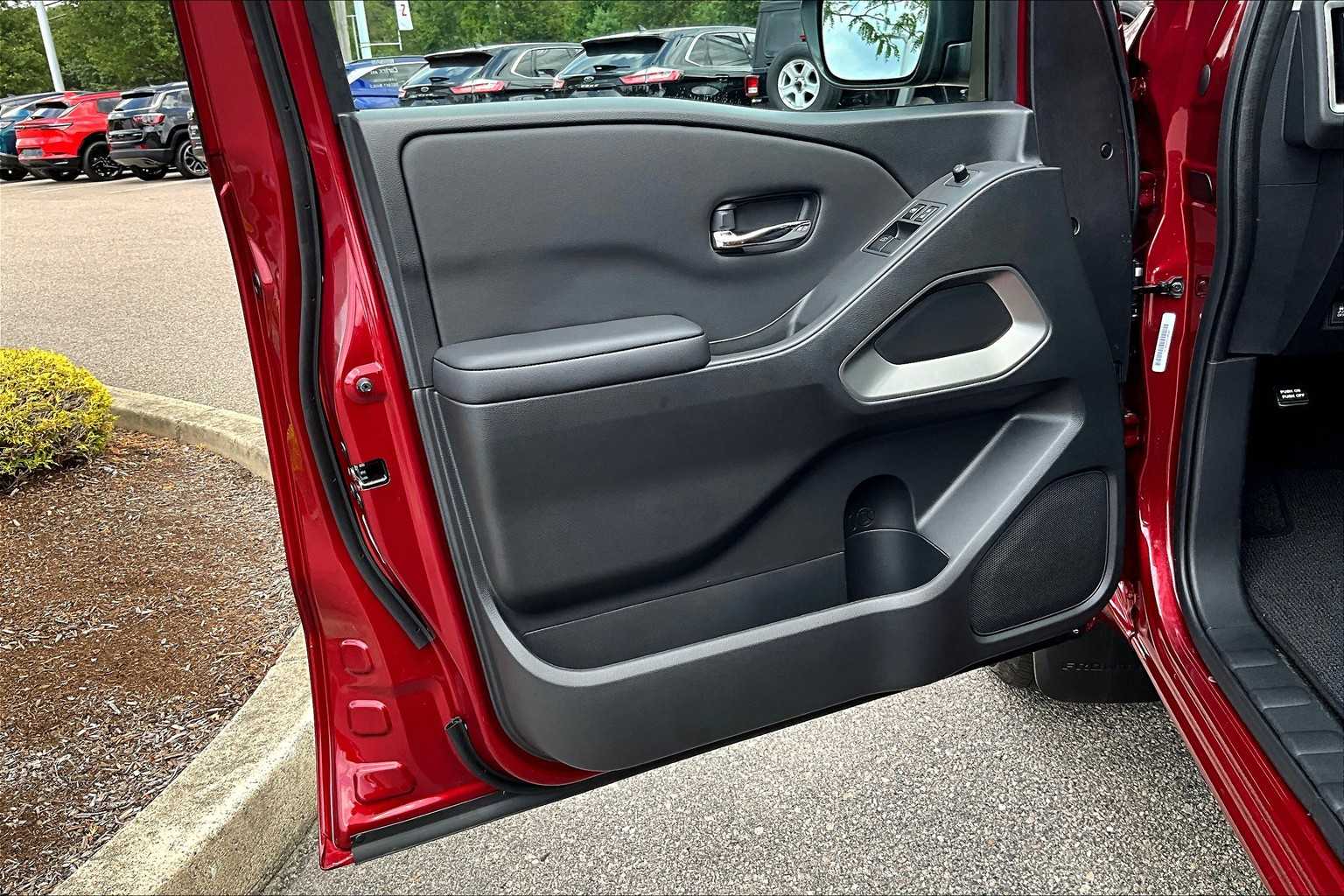 2025 Nissan Frontier SV - Photo 9