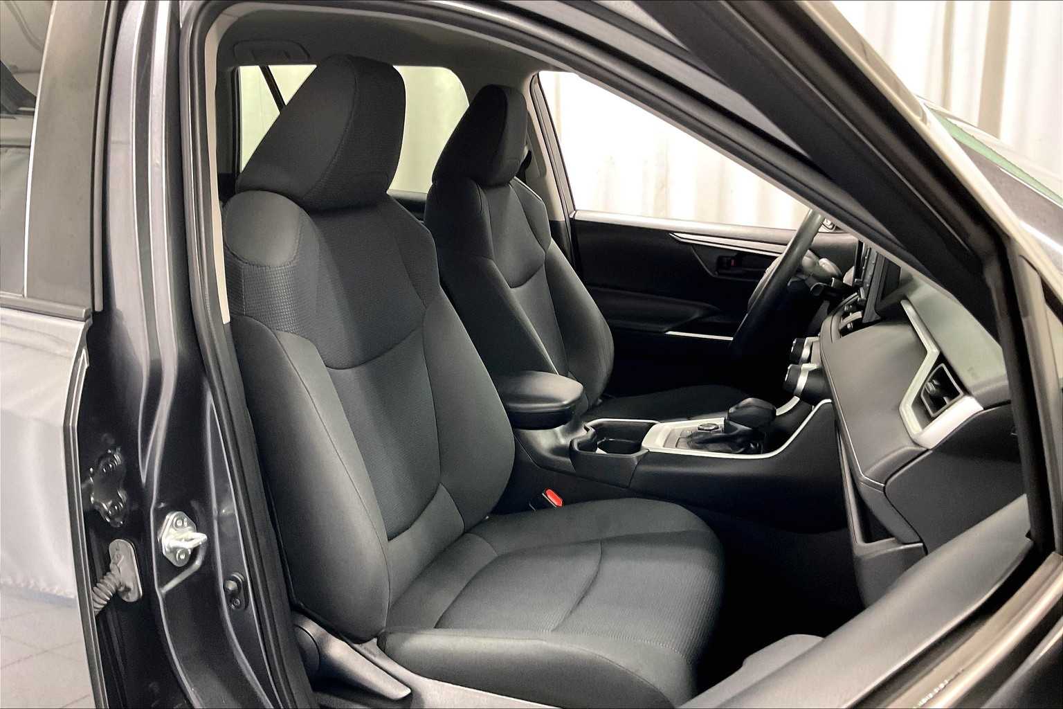 2021 Toyota RAV4 Hybrid LE - Photo 11