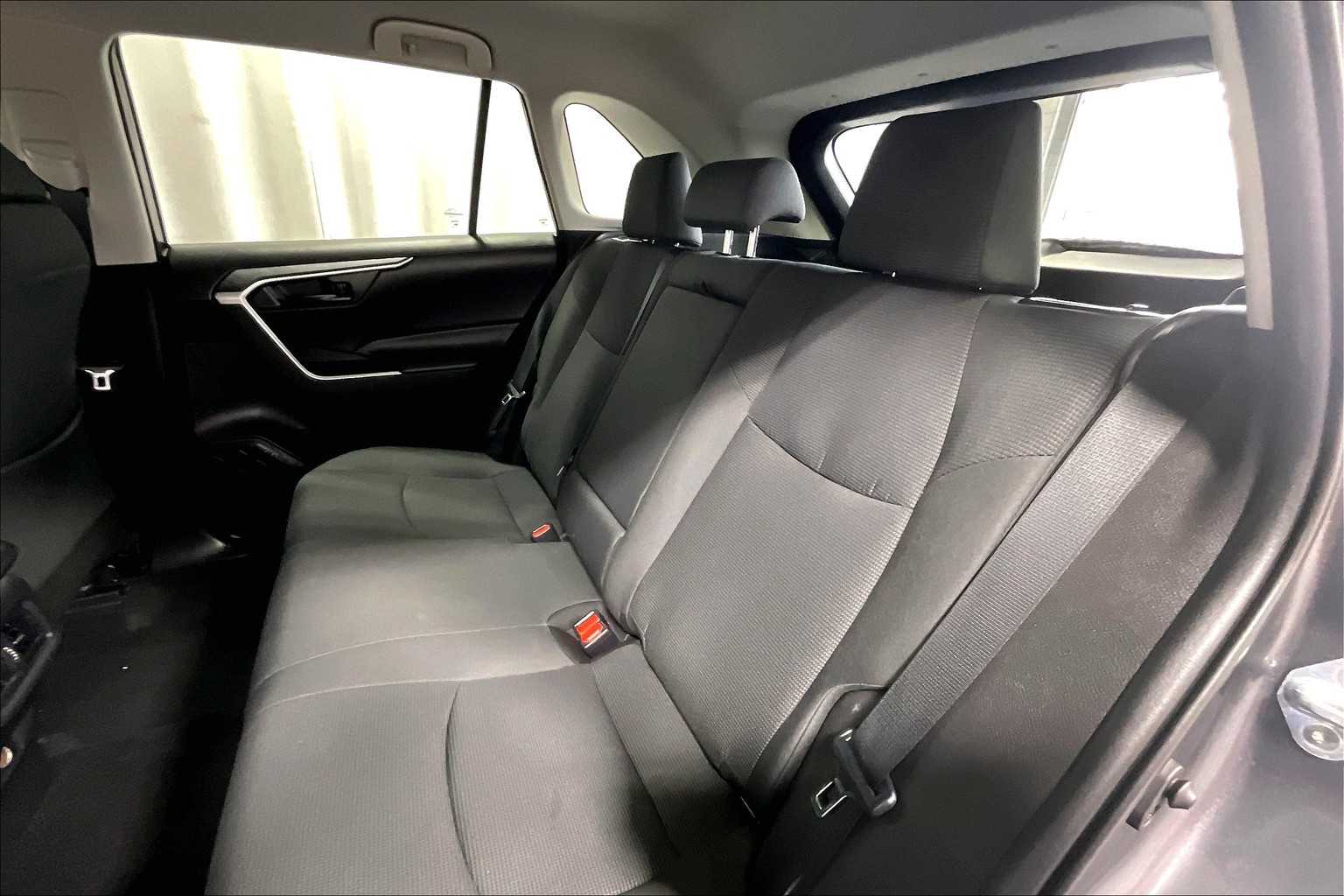 2021 Toyota RAV4 Hybrid LE - Photo 15