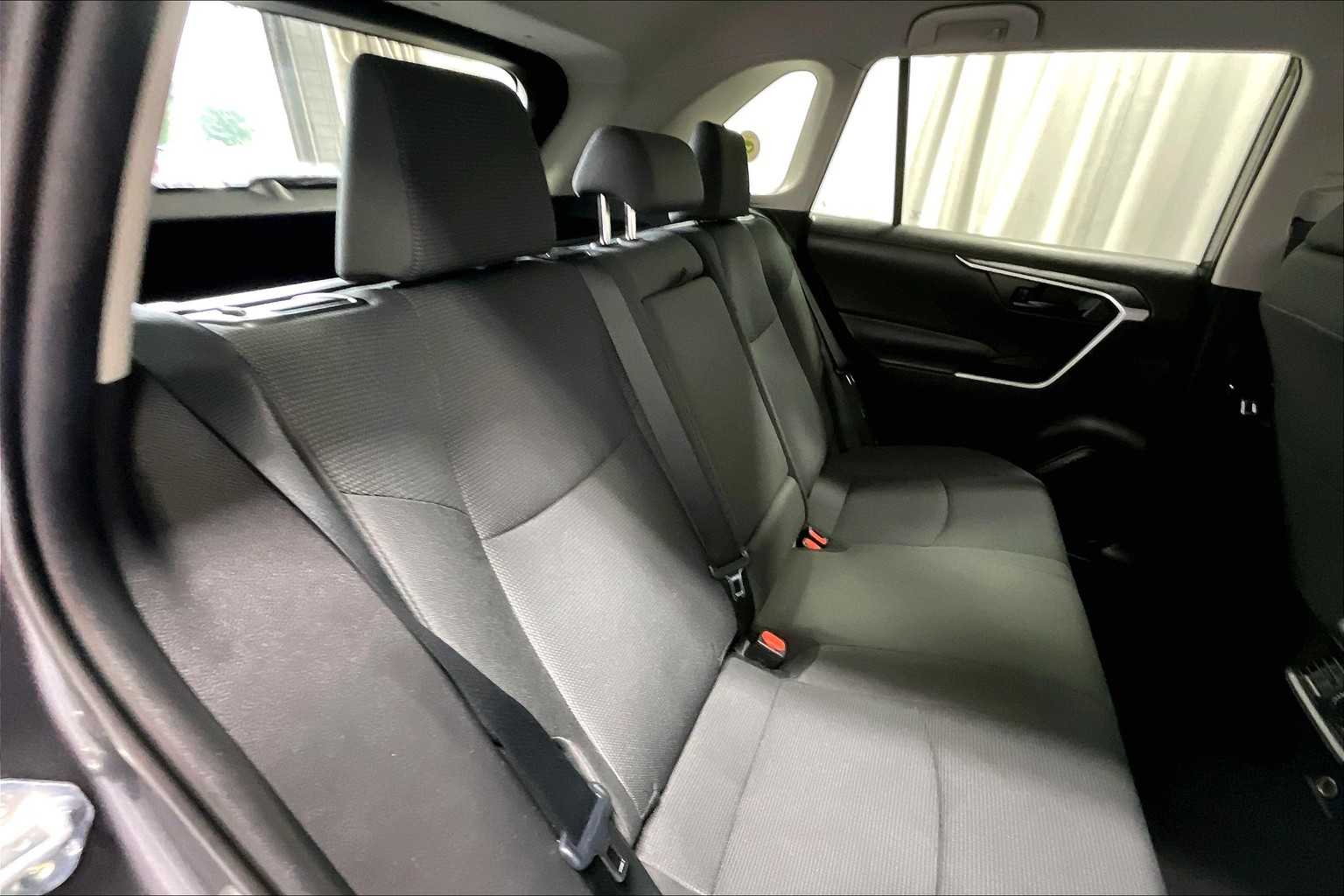 2021 Toyota RAV4 Hybrid LE - Photo 16