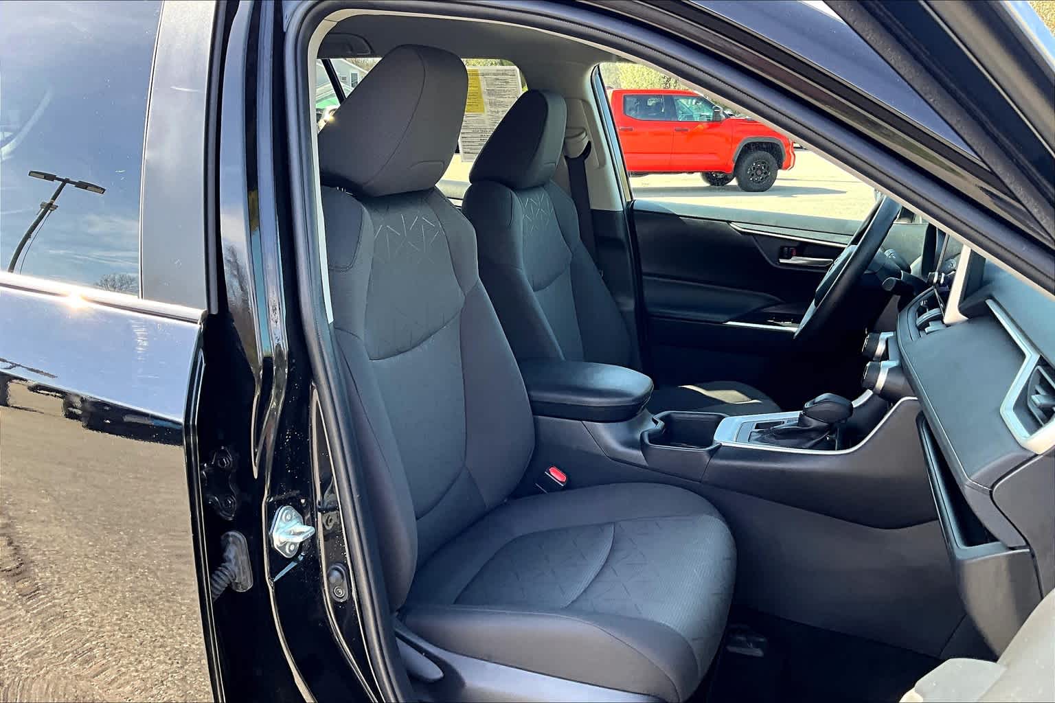 2024 Toyota RAV4 XLE - Photo 11
