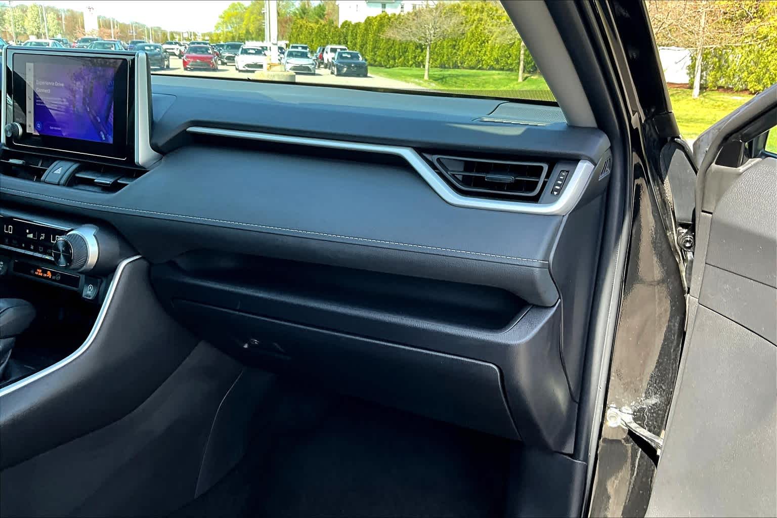 2024 Toyota RAV4 XLE - Photo 13