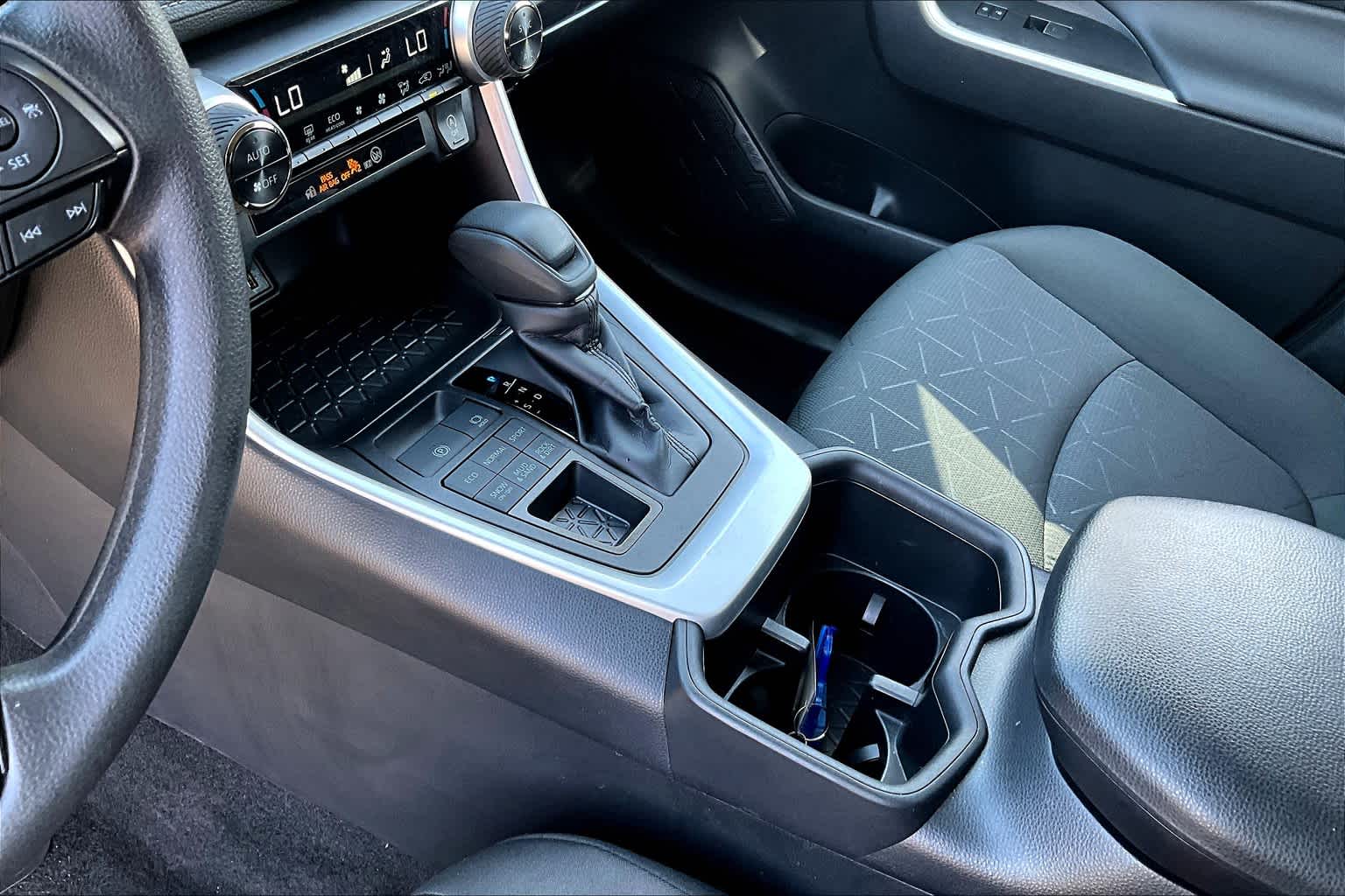 2024 Toyota RAV4 XLE - Photo 20