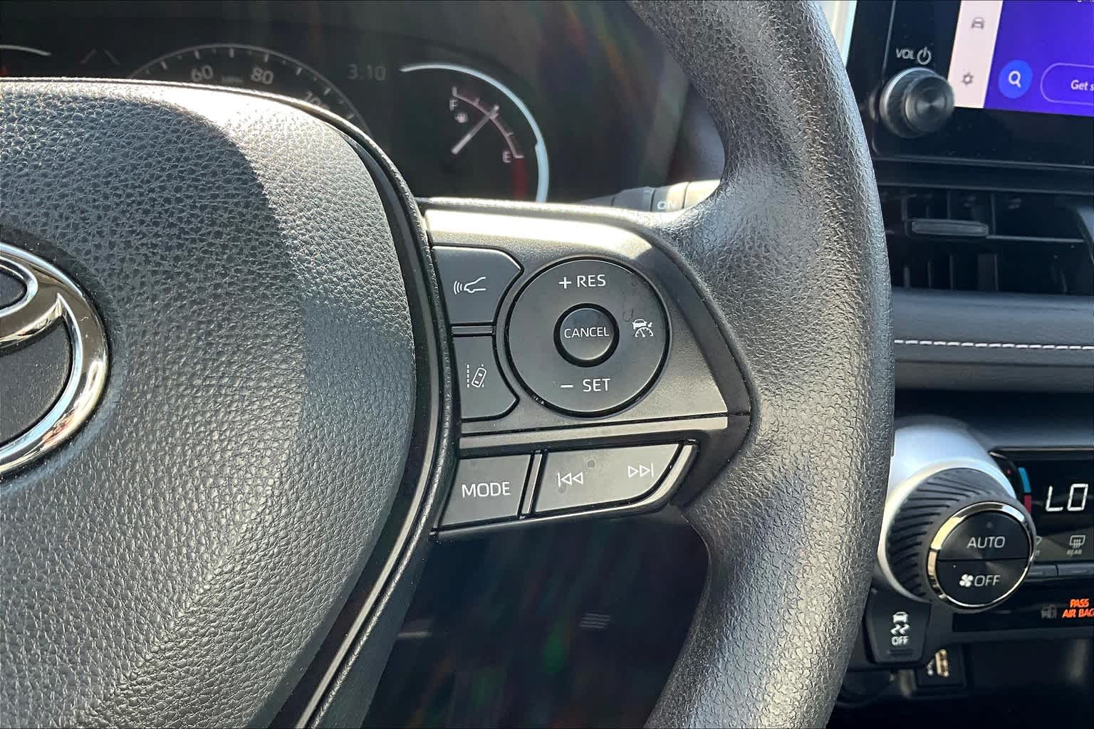 2024 Toyota RAV4 XLE - Photo 24