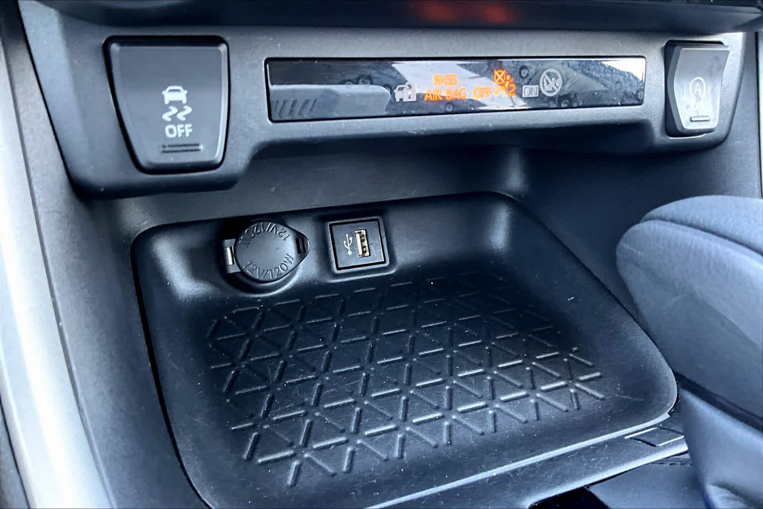 2024 Toyota RAV4 XLE - Photo 27