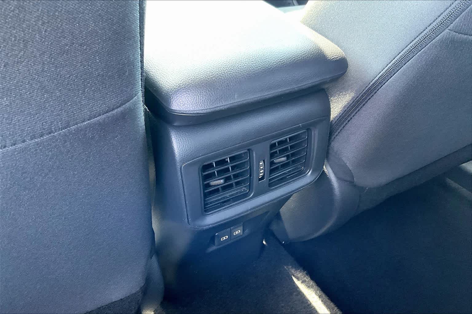 2024 Toyota RAV4 XLE - Photo 28