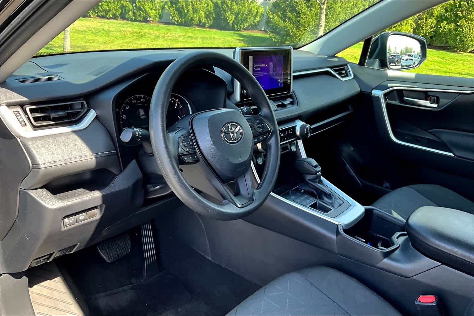 2024 Toyota RAV4 XLE - Photo 8