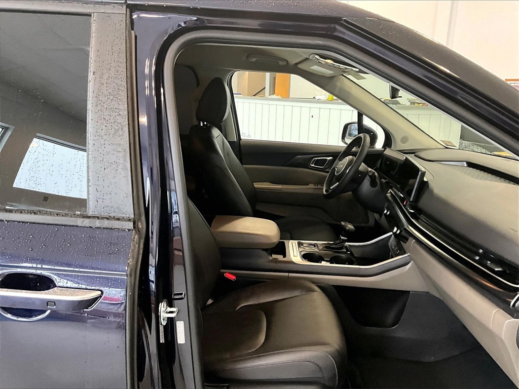 2025 Kia Carnival LXS - Photo 11