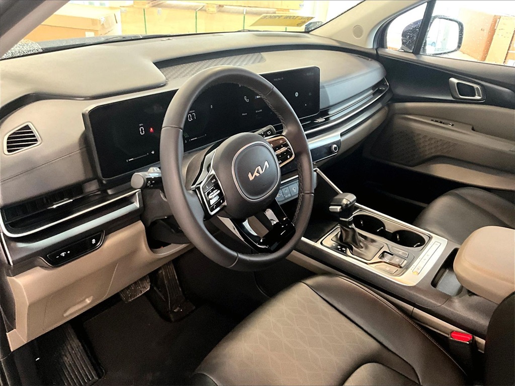 2025 Kia Carnival LXS - Photo 8