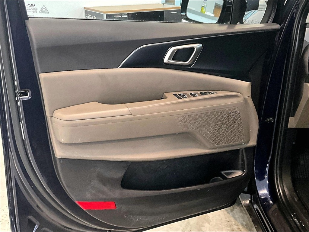 2025 Kia Carnival LXS - Photo 9