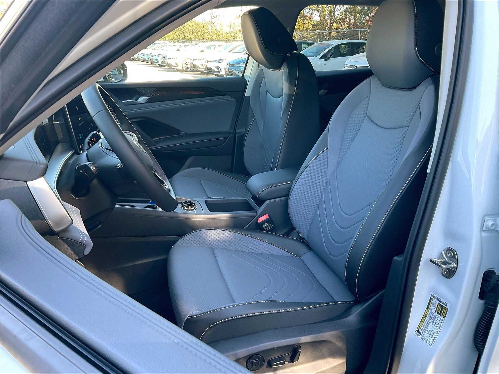 2025 Volkswagen Tiguan SE - Photo 11