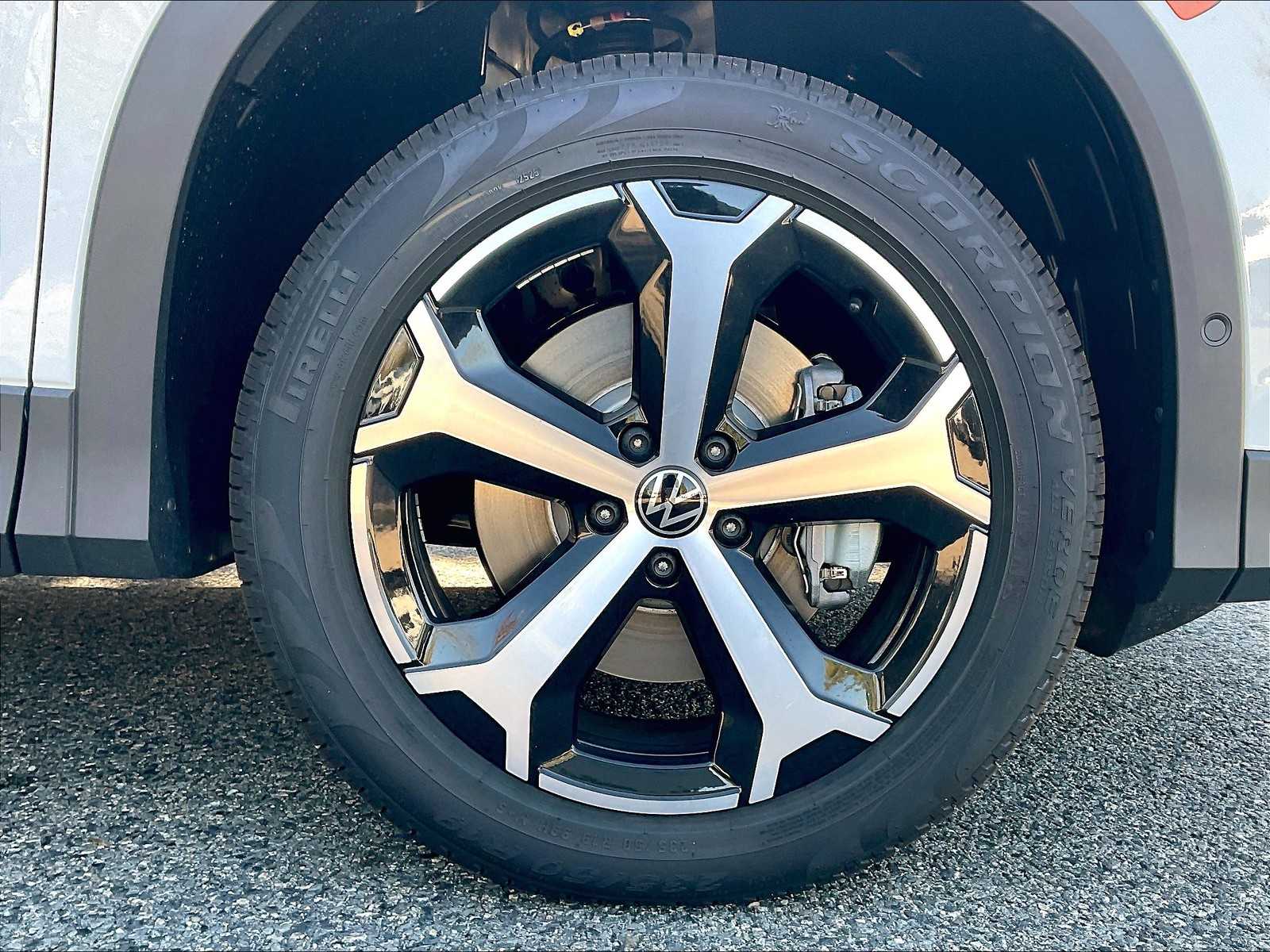 2025 Volkswagen Tiguan SE - Photo 8