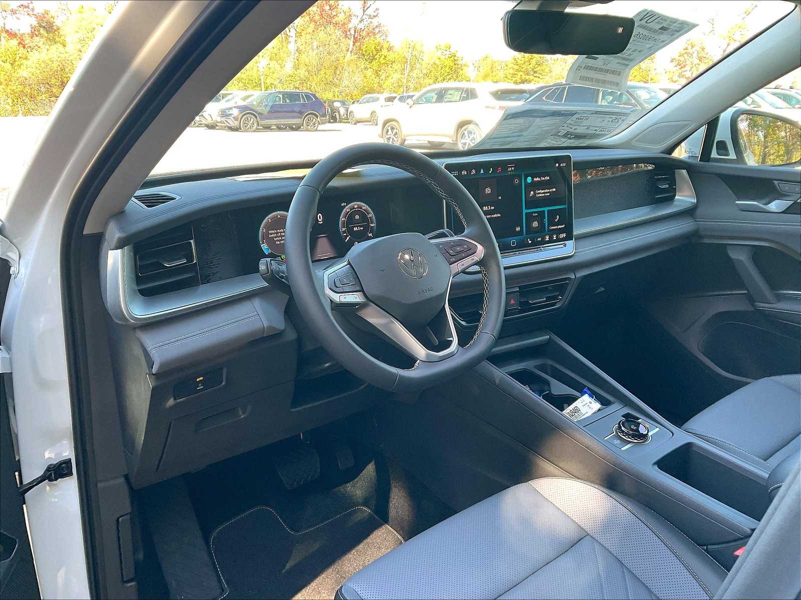 2025 Volkswagen Tiguan SE - Photo 9