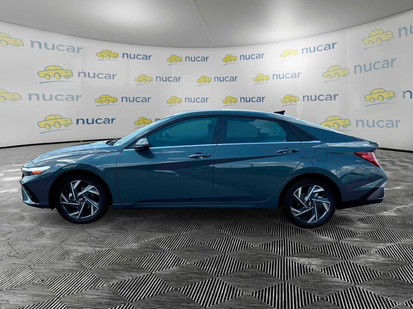 2025 Hyundai Elantra Limited - Photo 4