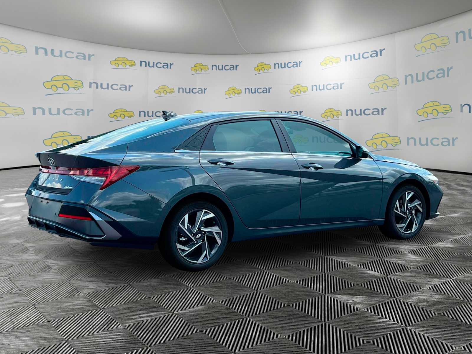 2025 Hyundai Elantra Limited - Photo 9