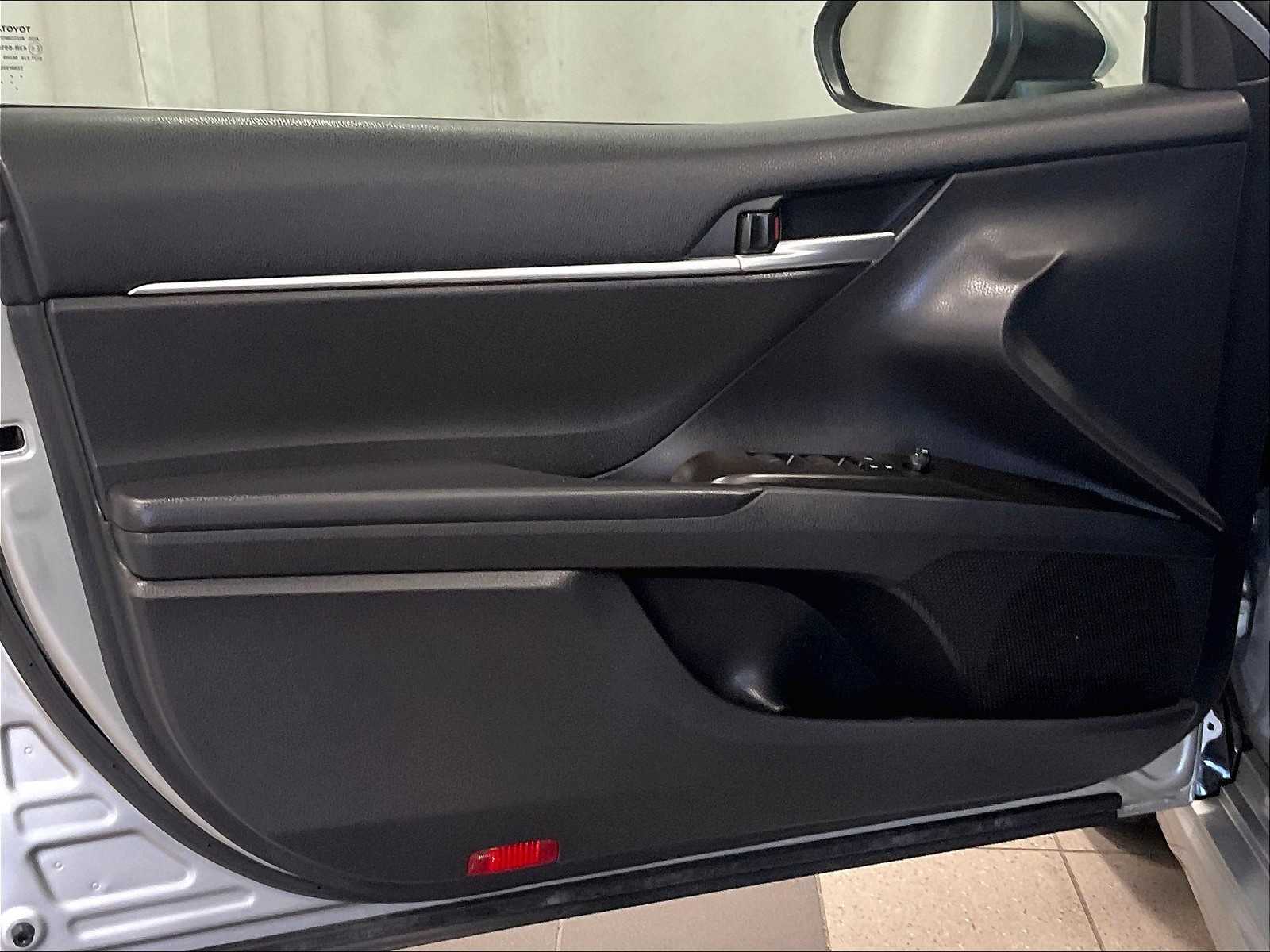 2023 Toyota Camry SE - Photo 9