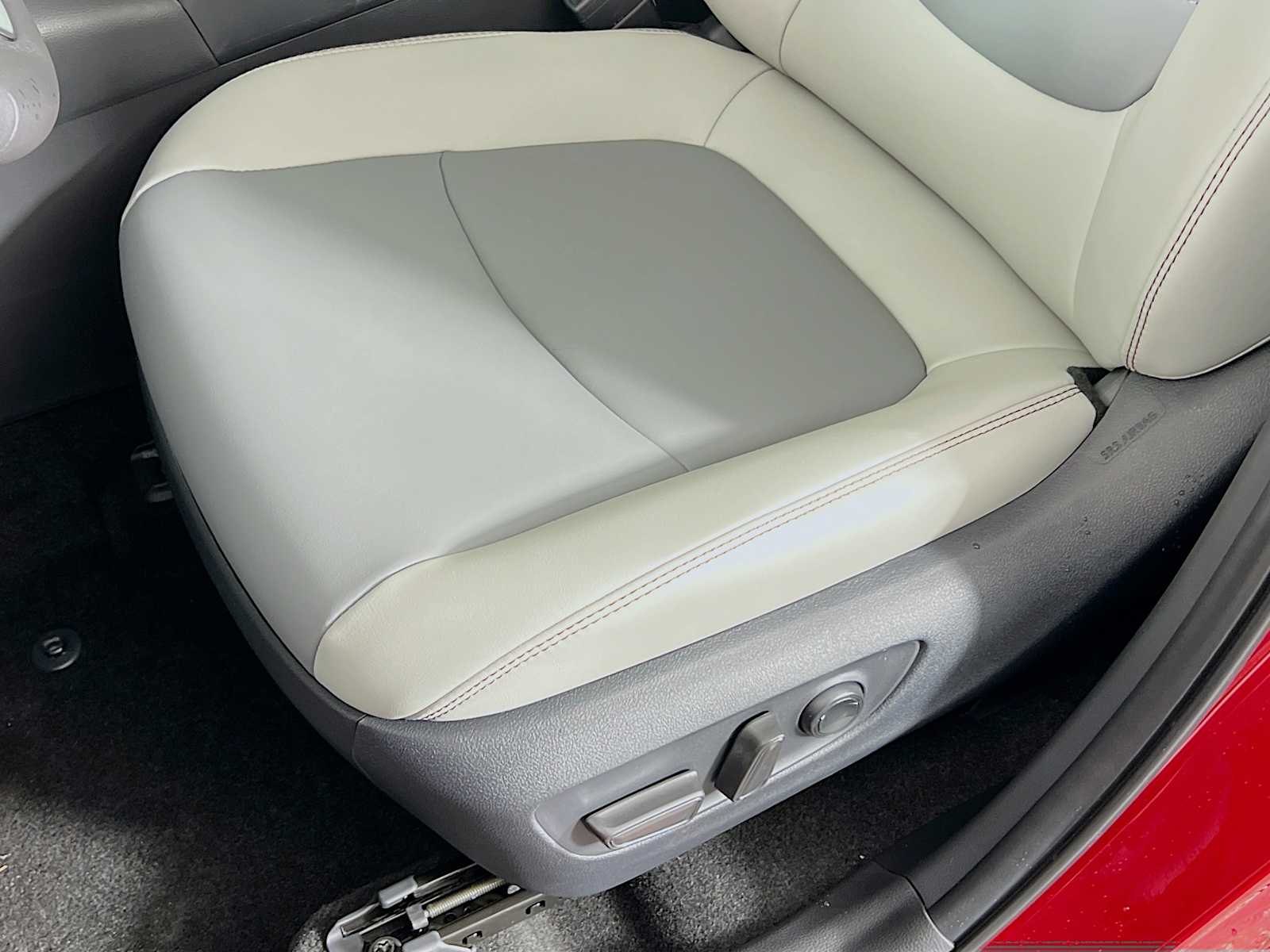 2025 Toyota RAV4 XLE Premium - Photo 17
