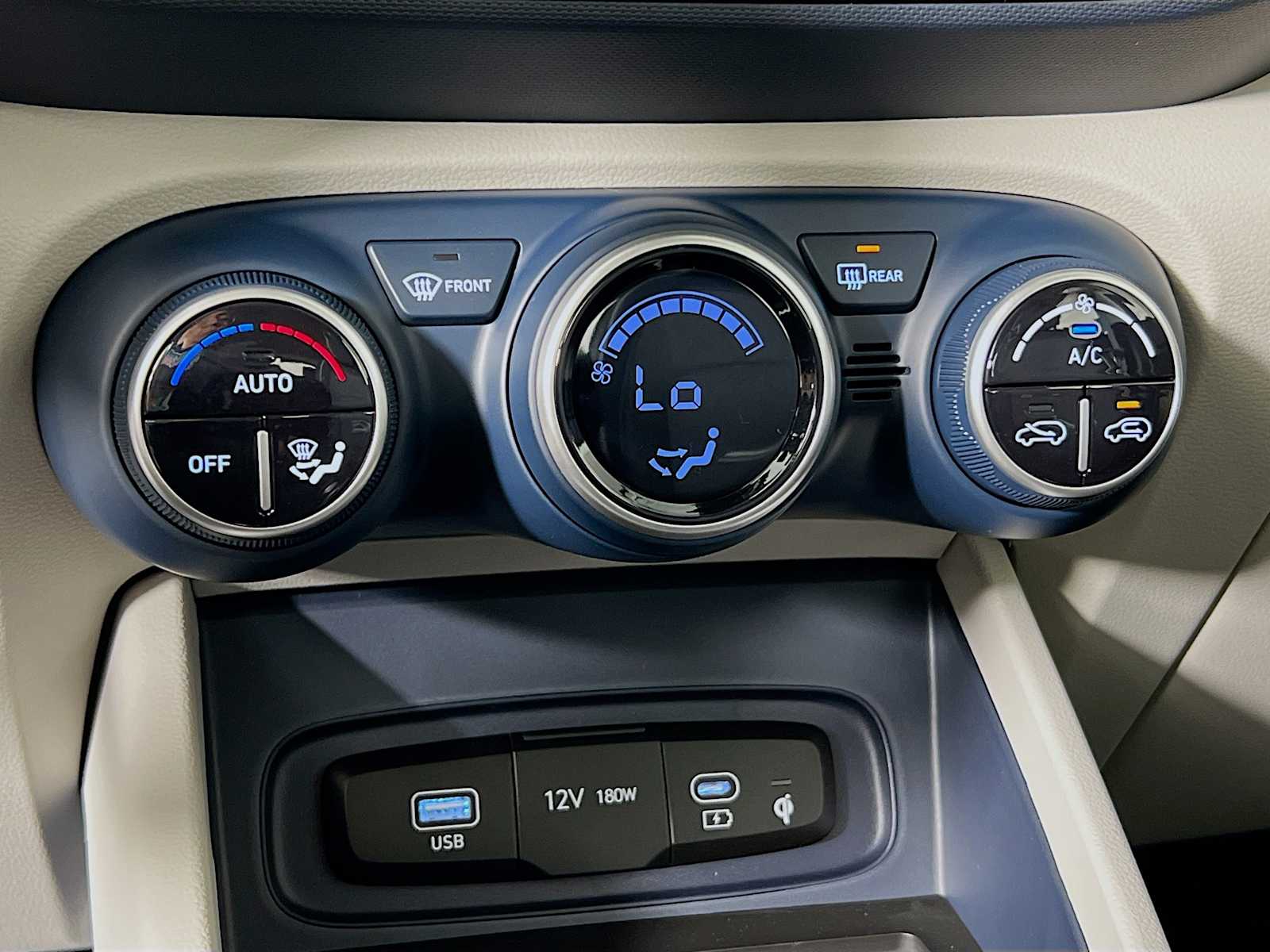 2025 Hyundai Venue Limited - Photo 11