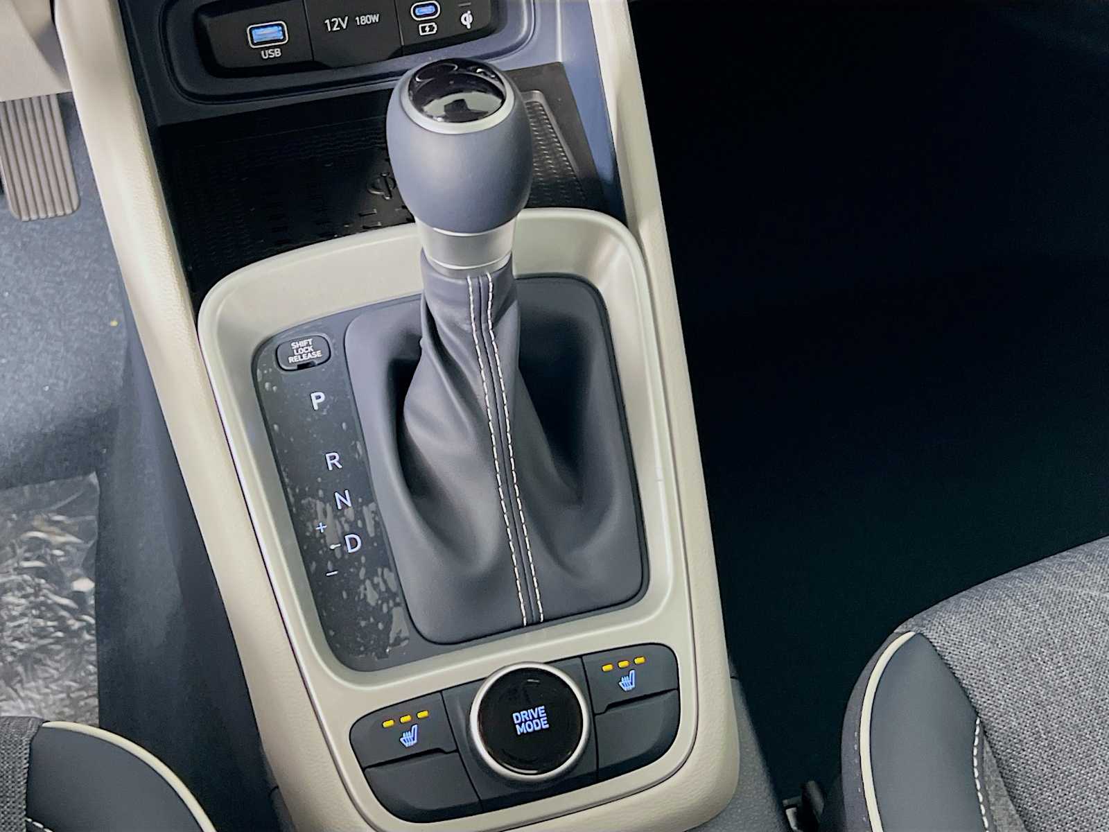 2025 Hyundai Venue Limited - Photo 12