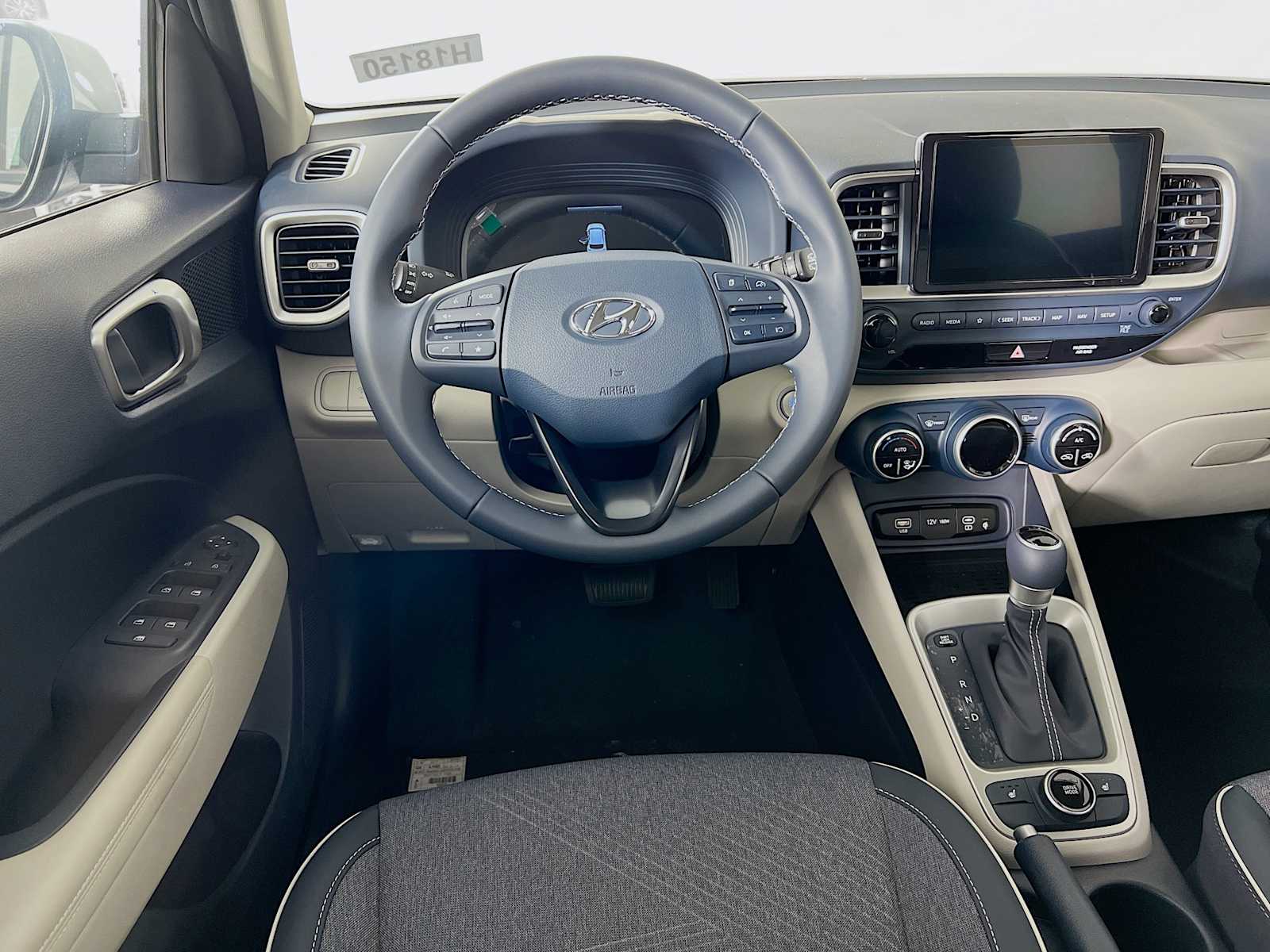 2025 Hyundai Venue Limited - Photo 15