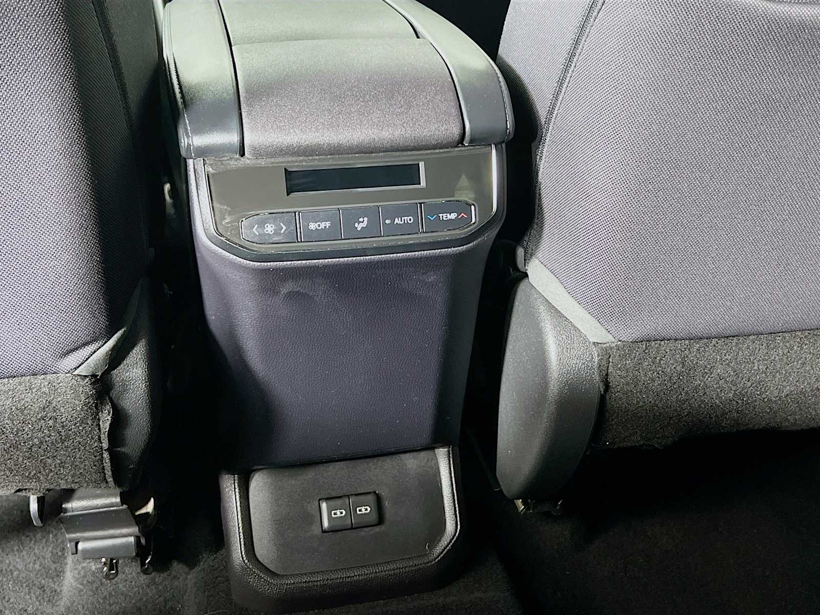2023 Toyota Highlander LE - Photo 24