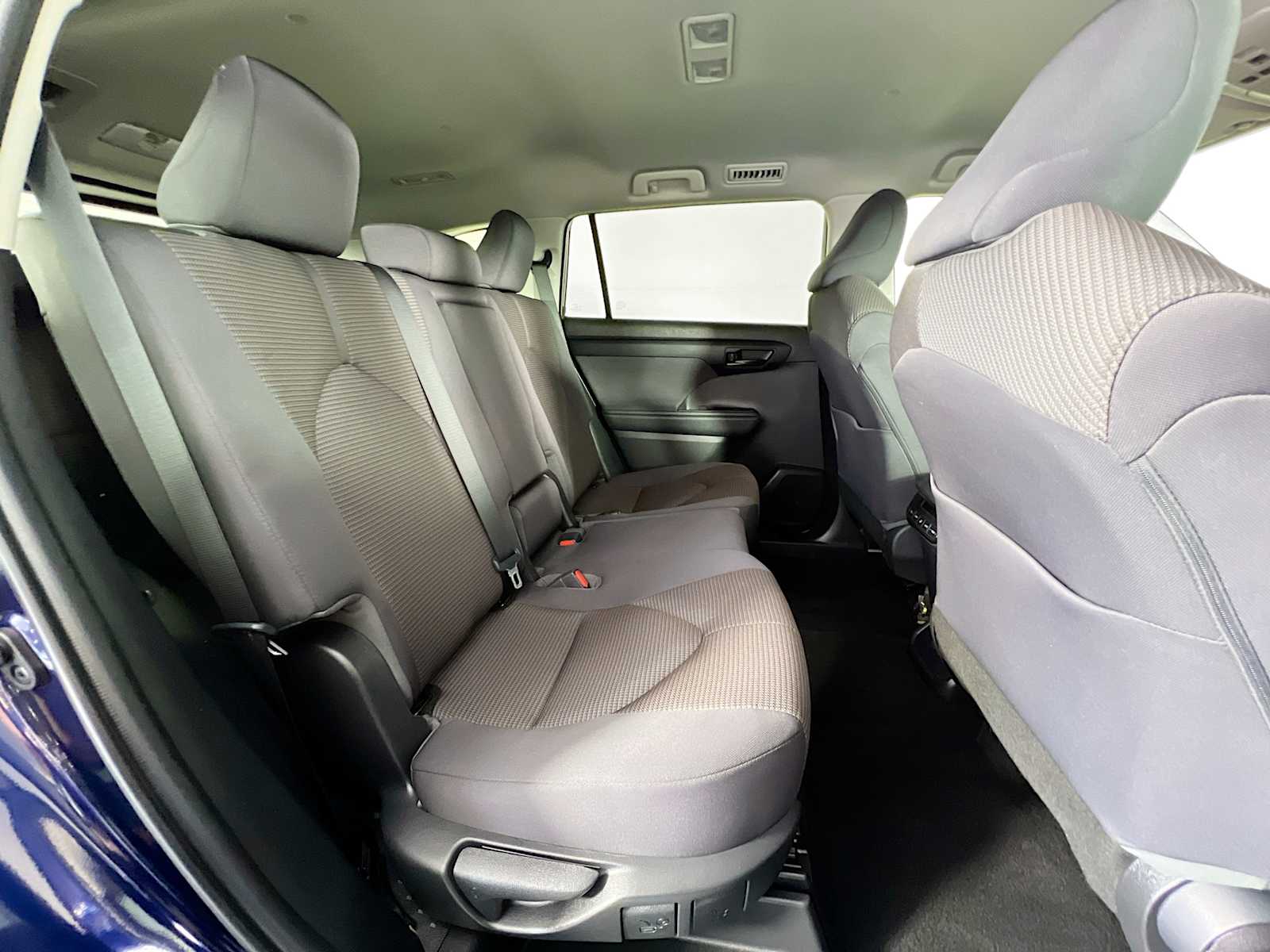 2023 Toyota Highlander LE - Photo 27