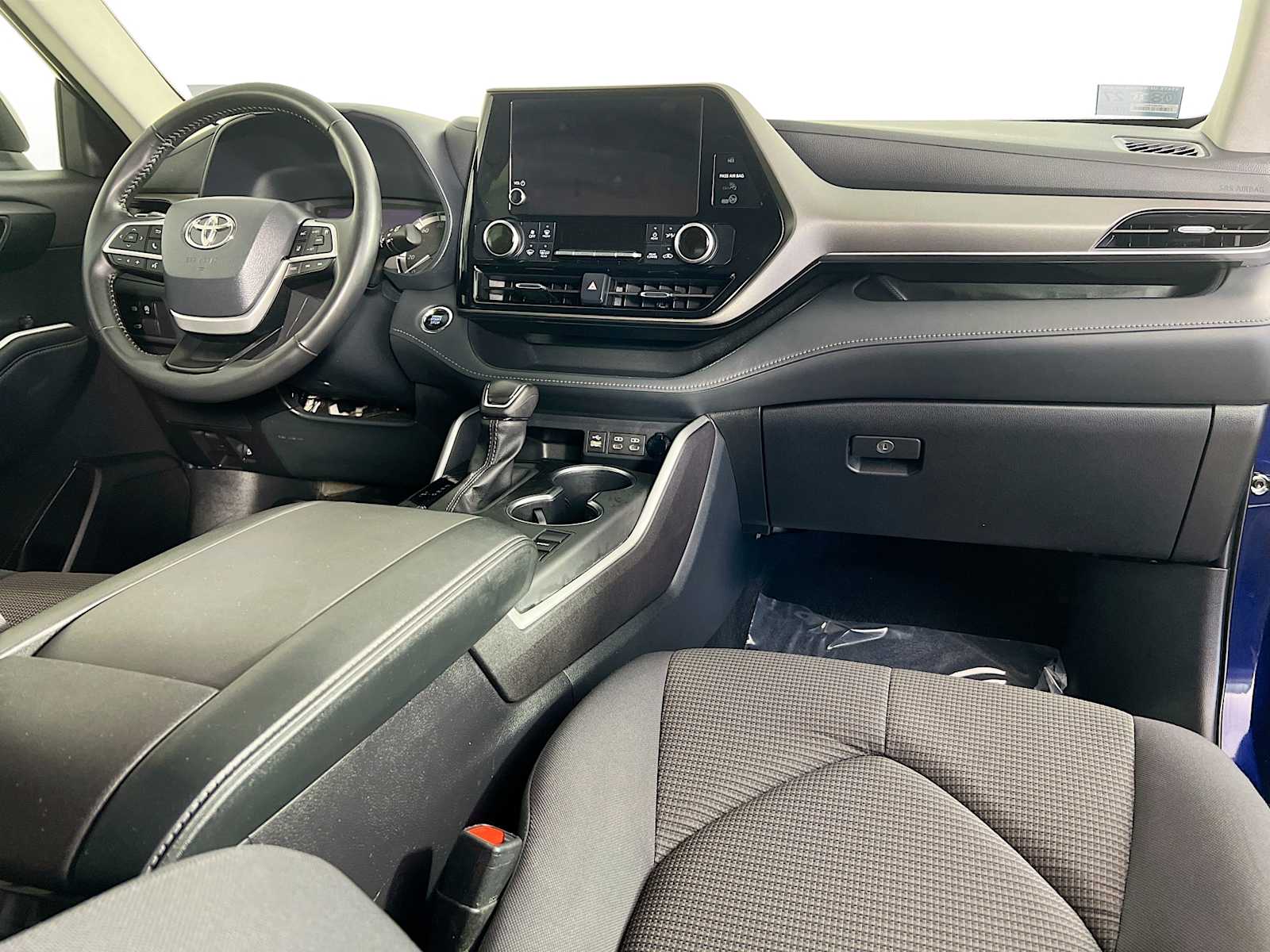 2023 Toyota Highlander LE - Photo 29