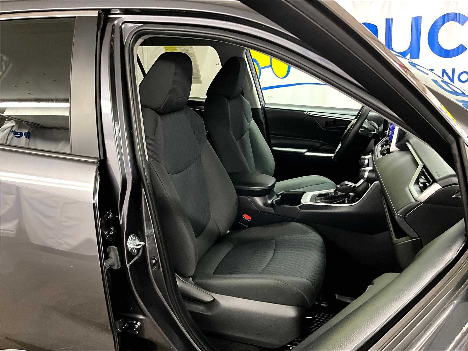 2024 Toyota RAV4 LE - Photo 11