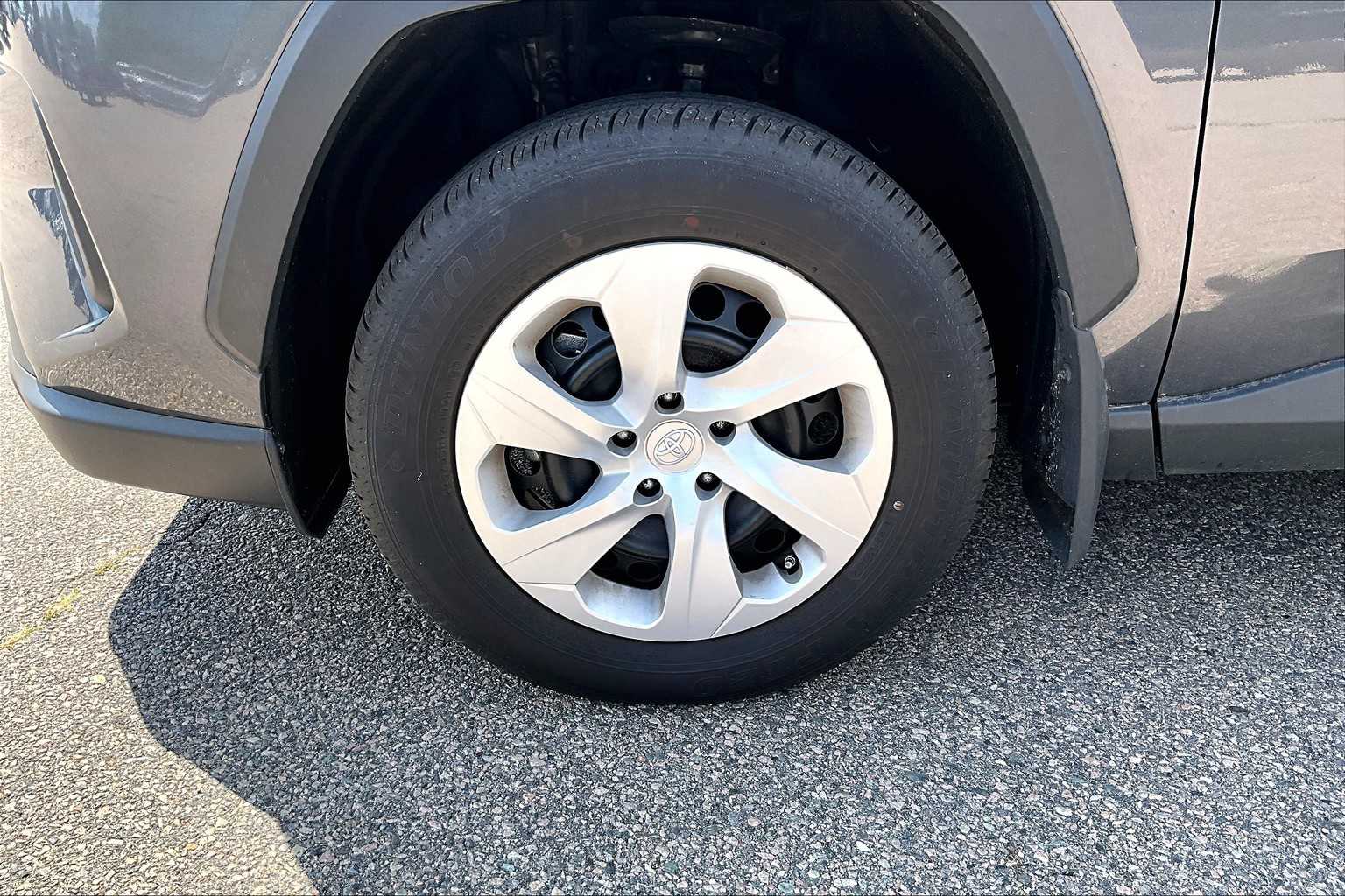 2024 Toyota RAV4 LE - Photo 4