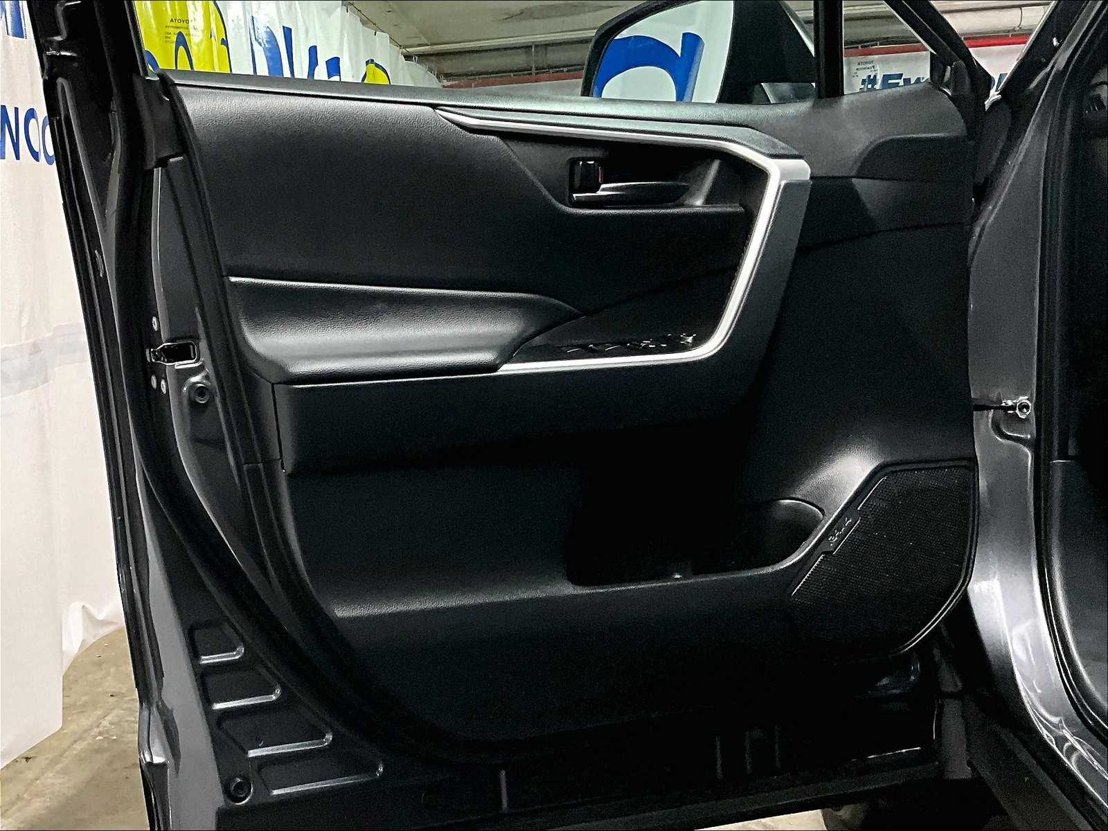 2024 Toyota RAV4 LE - Photo 9